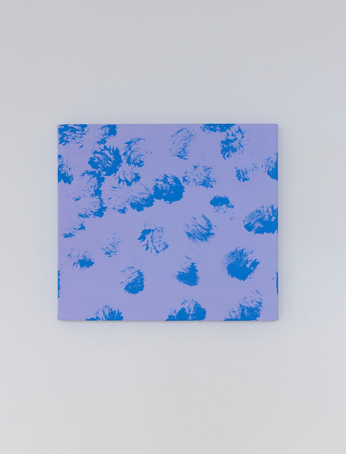 <i>Uden titel (purple with blue) </i>, akryl og flashe på lærred. 24x27x2 cm. Foto: Kristine Mengel