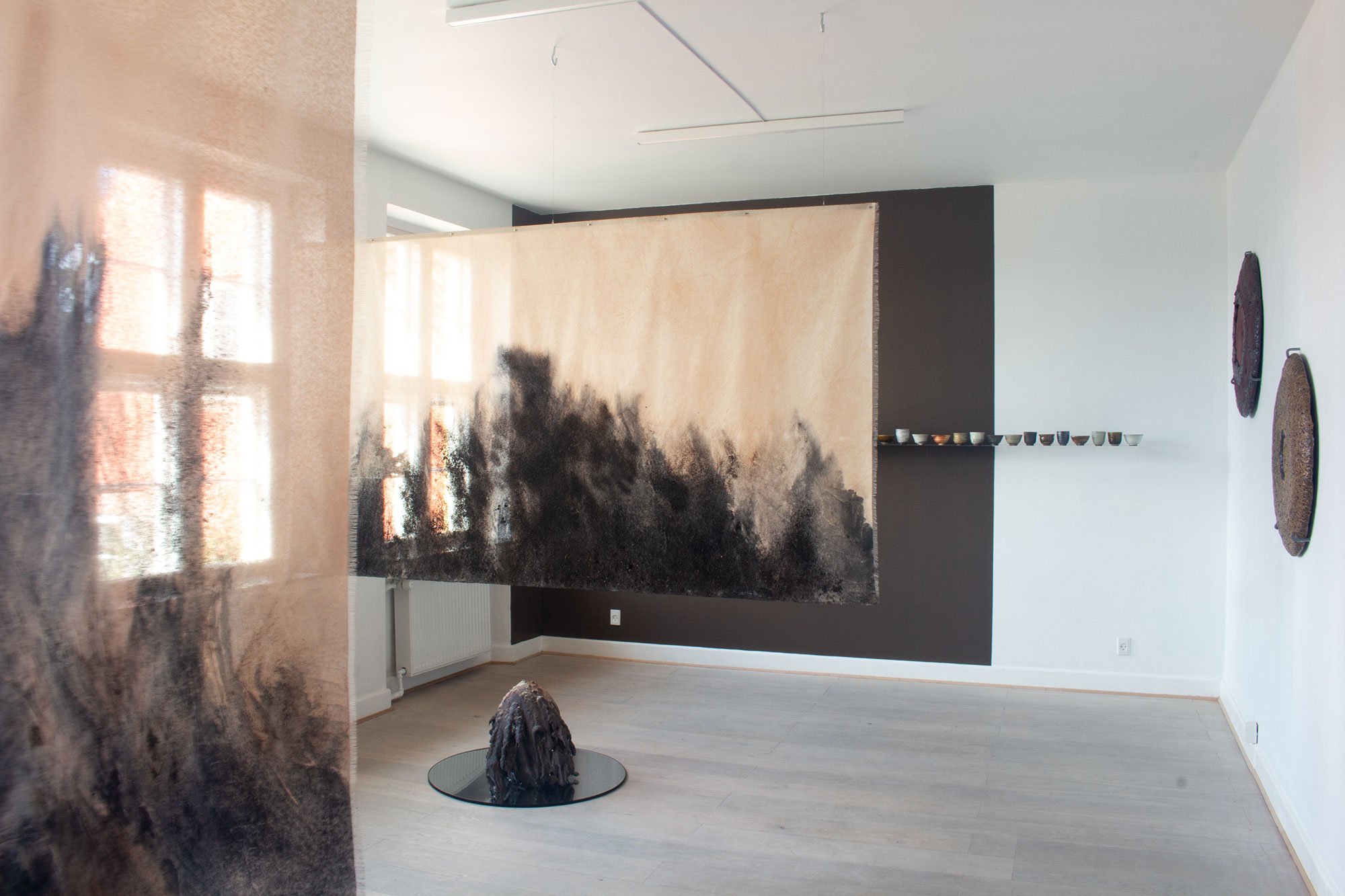 Udstillingsfoto <i>Interpretations of Soil</i> 2024. Foto: Køppe Contemporary Objects