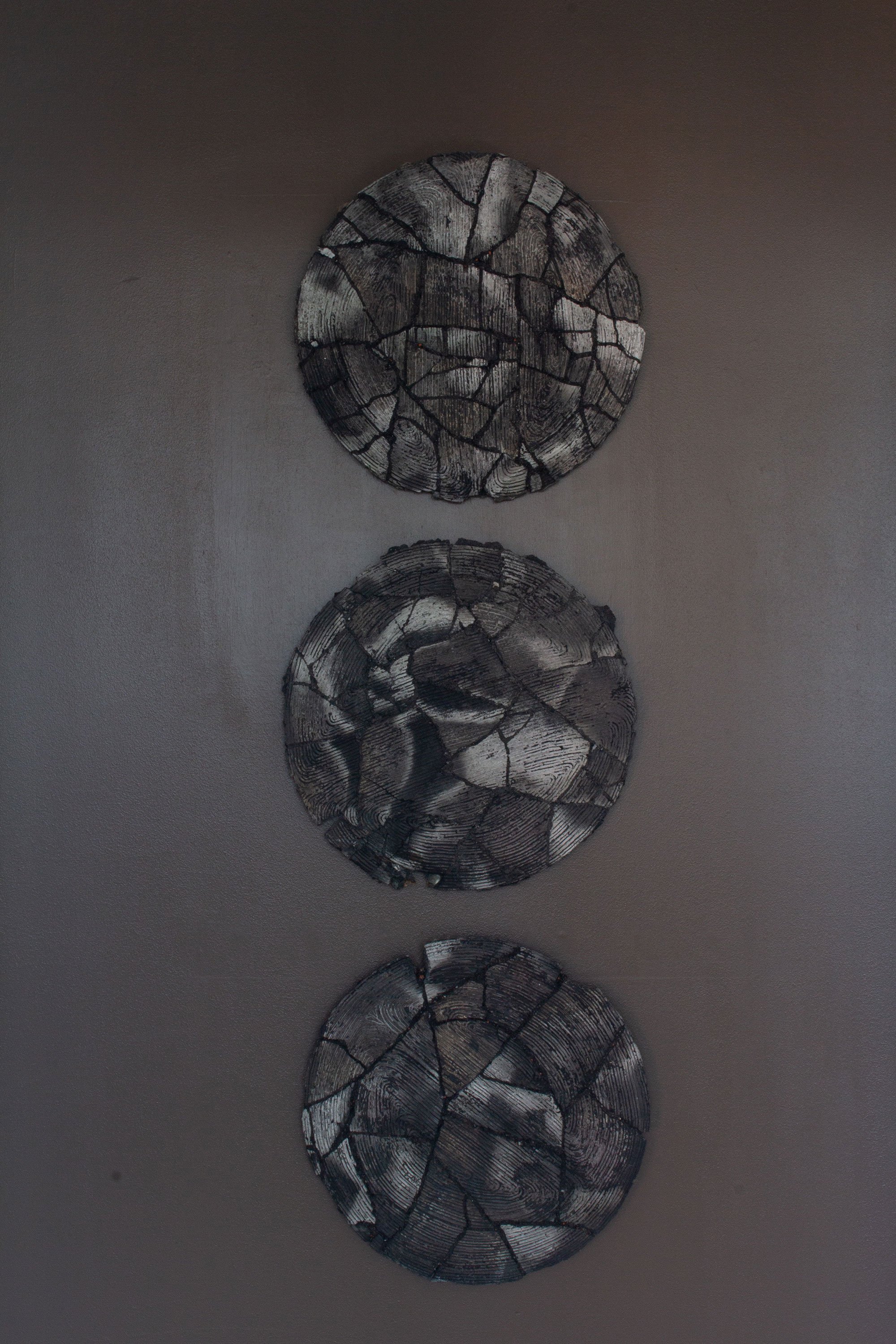 Udstillingsfoto af Vinni Frederiksens værker i serien Mørk Jord Husker 2022-2024. Foto: Køppe Contemporary Objects