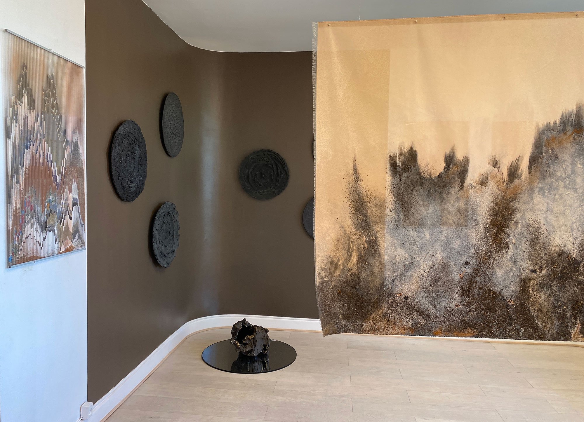 Udstillingsfoto <i>Interpretations of Soil</i> 2024. Foto: Køppe Contemporary Objects