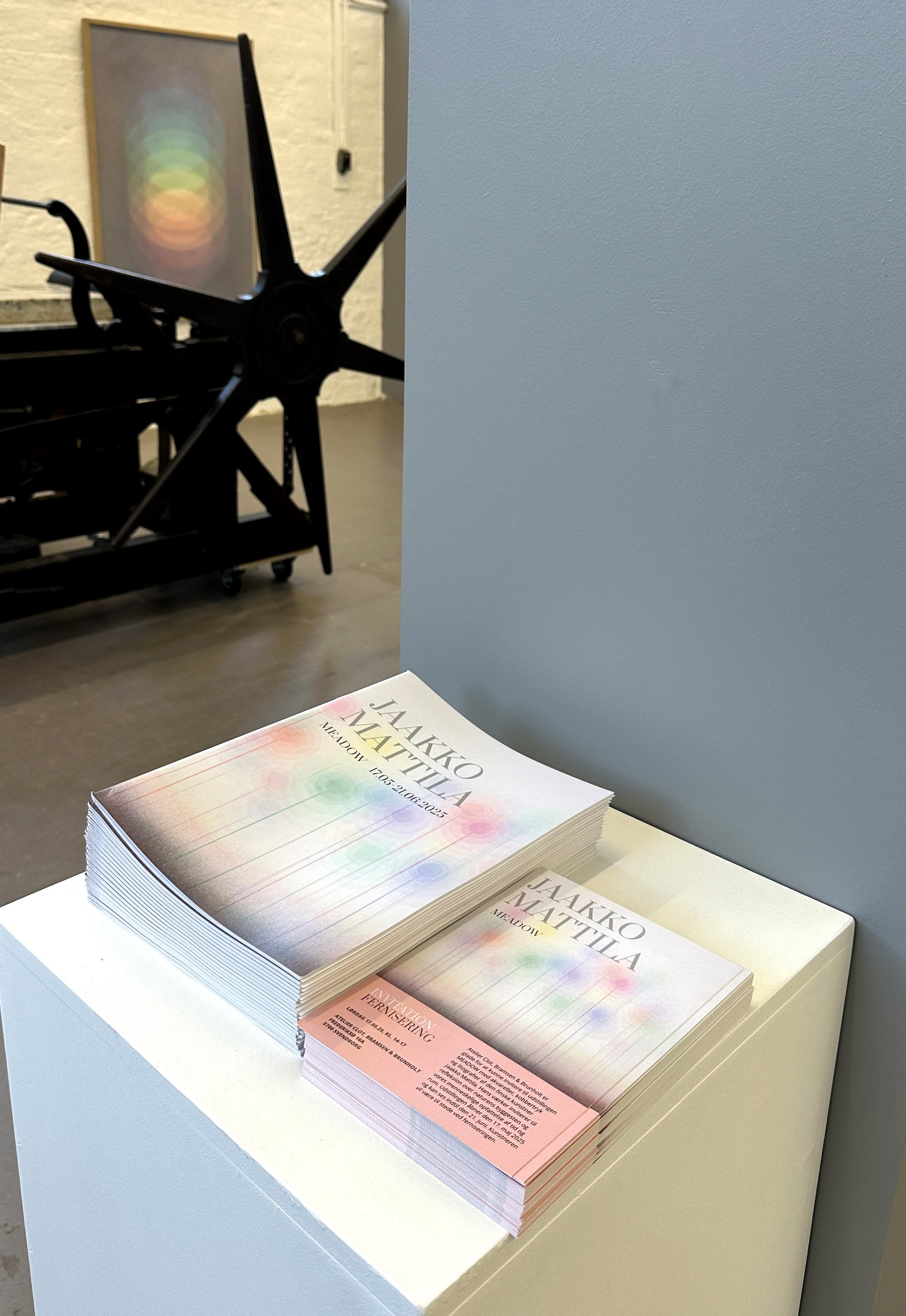 Udstillingskatalog og invitationer. Foto: Charlotte Brunholt.