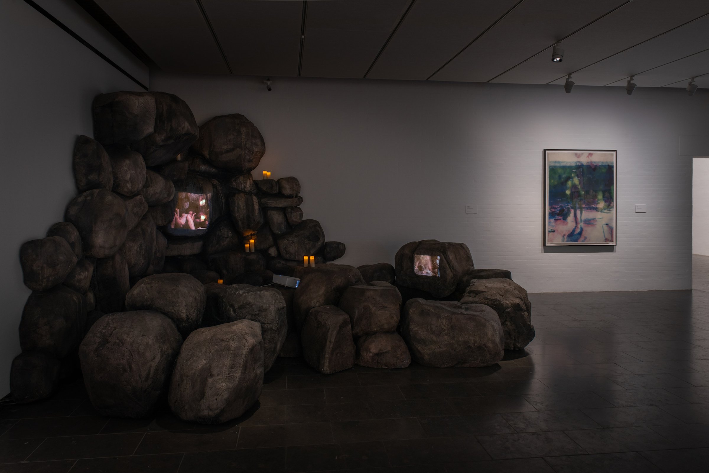 Kaari Upson. Dollhouse: A retrospective. 27.maj - 26. oktober 2025 Foto: Louisiana Museum of Modern Art / Kim Hansen