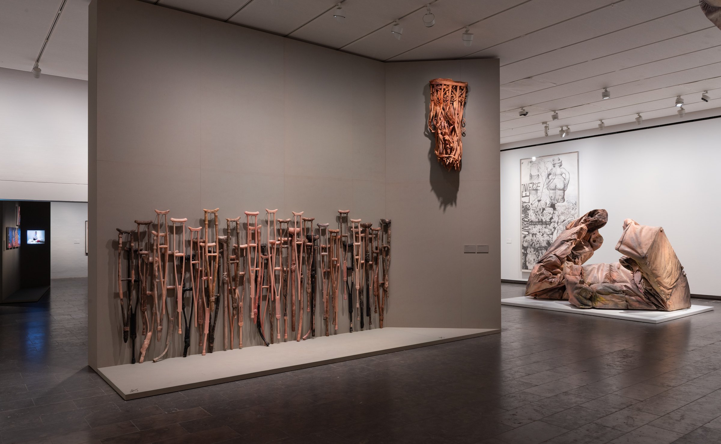 Kaari Upson. Dollhouse: A retrospective. 27.maj - 26. oktober 2025 Foto: Louisiana Museum of Modern Art / Kim Hansen