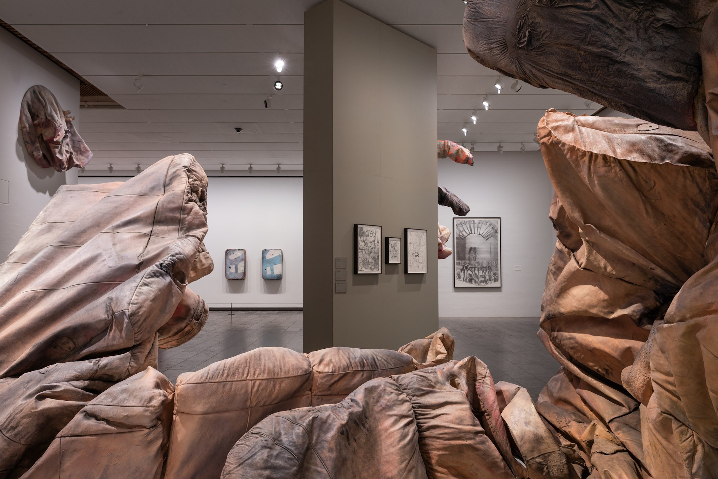 Kaari Upson. Dollhouse: A retrospective. 27.maj - 26. oktober 2025 Foto: Louisiana Museum of Modern Art / Kim Hansen