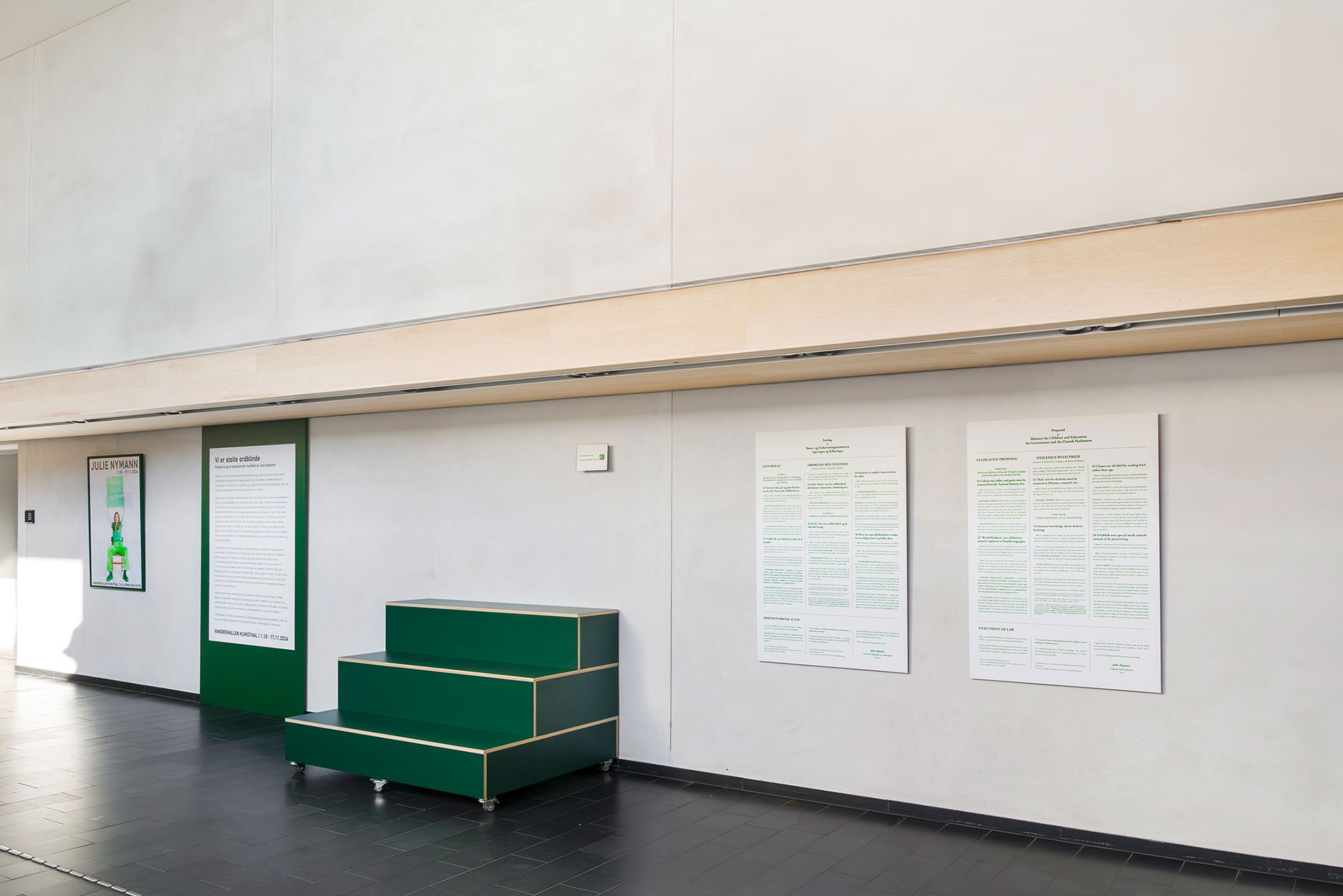 Udstillingsfoto fra Vi er stolte ordblinde fra 2024. Foto: Vandrehallen Kunsthal