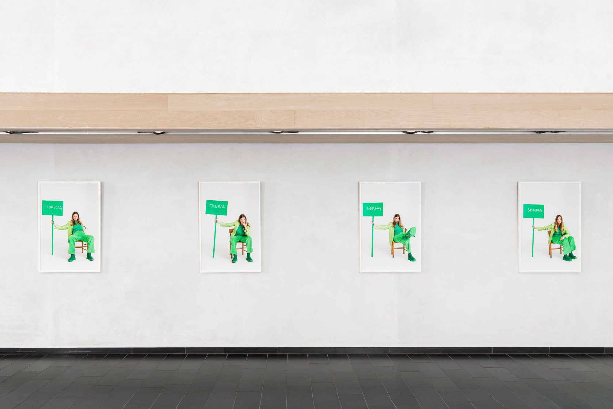 Udstillingsfoto fra Vi er stolte ordblinde fra 2024. Foto: Vandrehallen Kunsthal