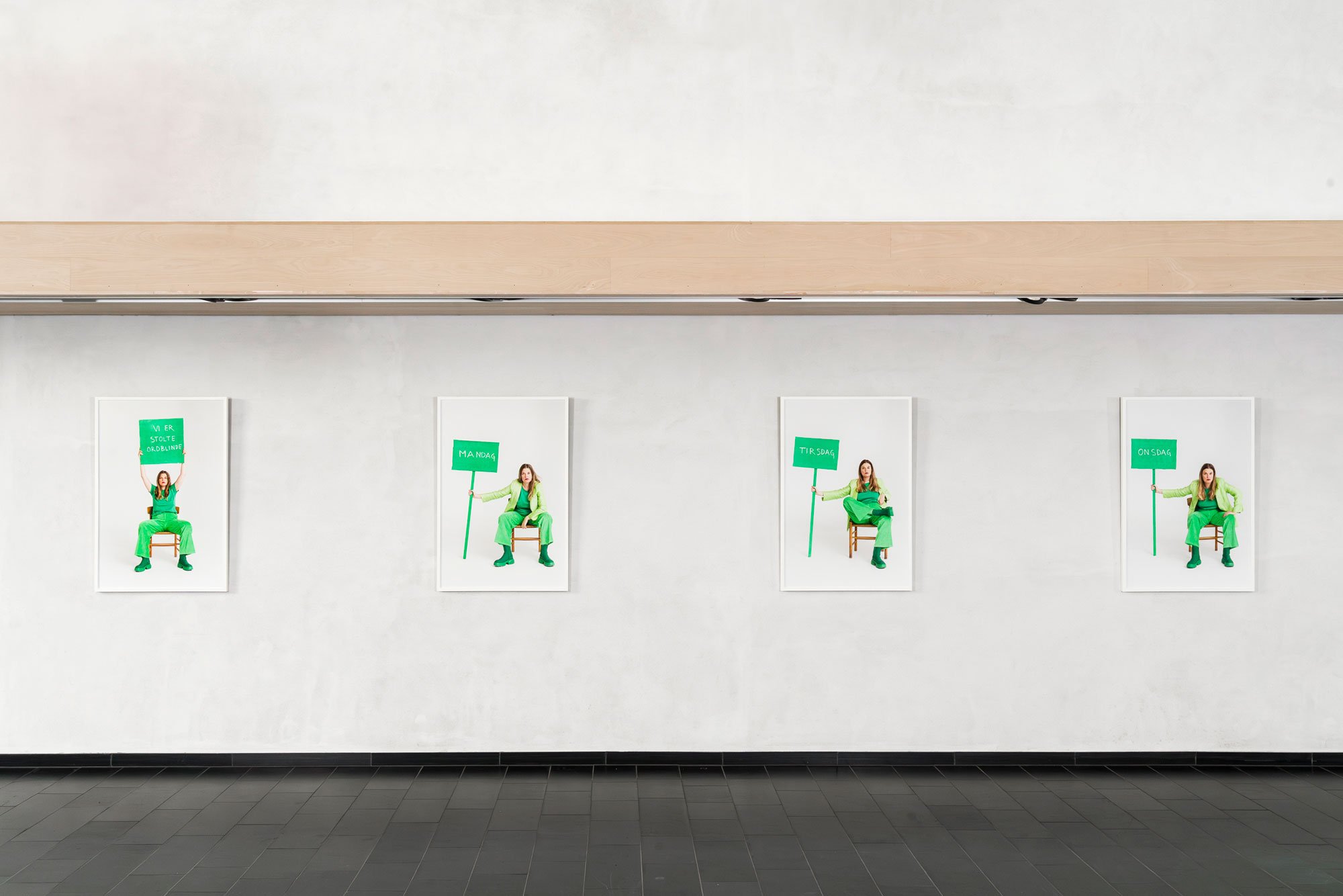 Udstillingsfoto fra Vi er stolte ordblinde fra 2024. Foto: Vandrehallen Kunsthal