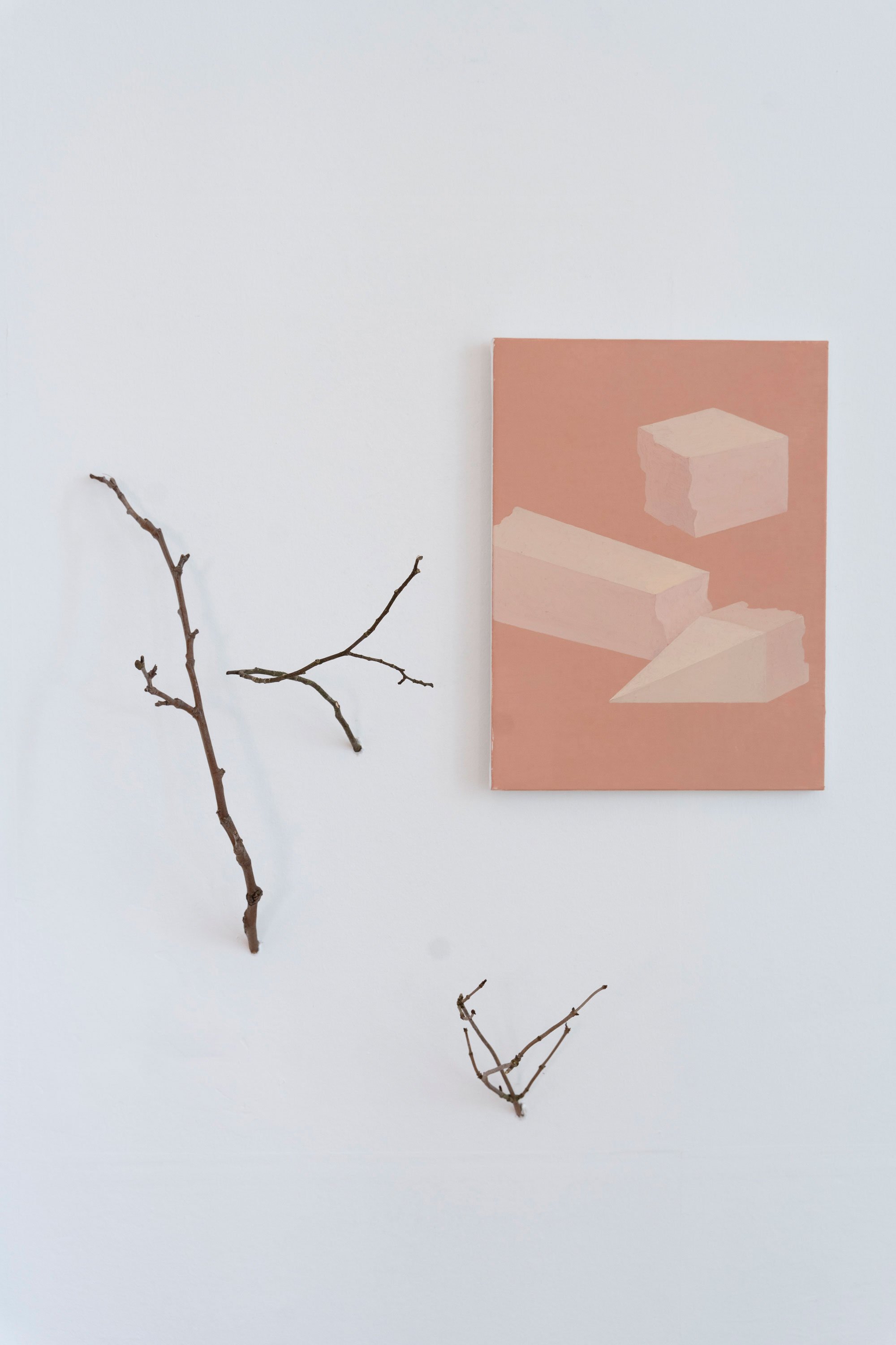 Installation. Iván Argote <i>Fallen</i>, 2022. Foto: Christian Brems