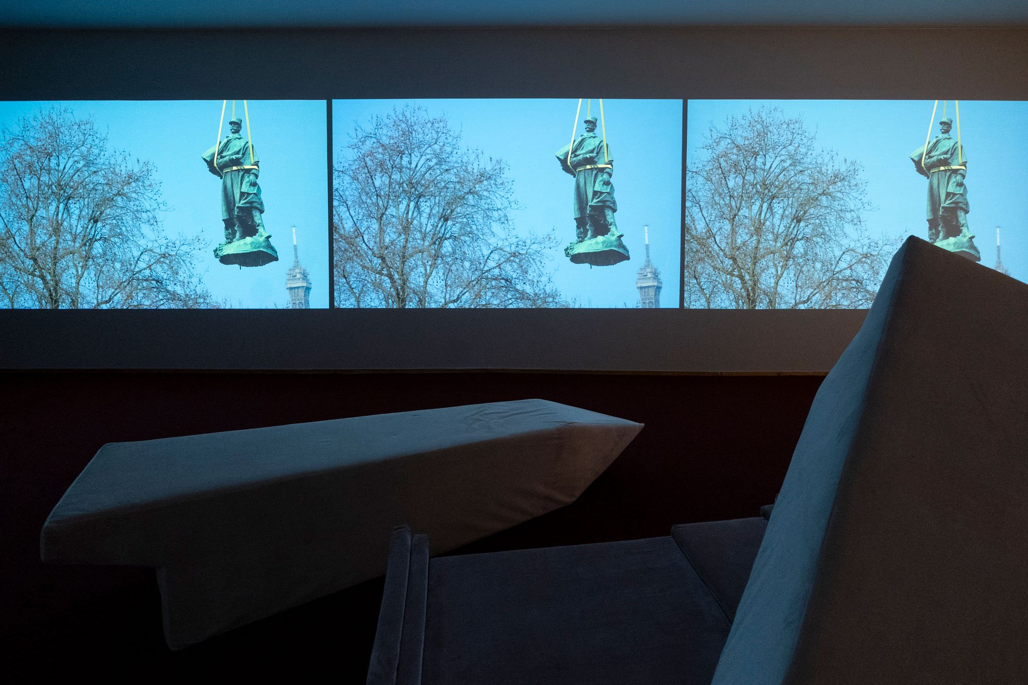 Installation. Iván Argote <i>Levitate</i>, 2022. Foto: Christian Brems