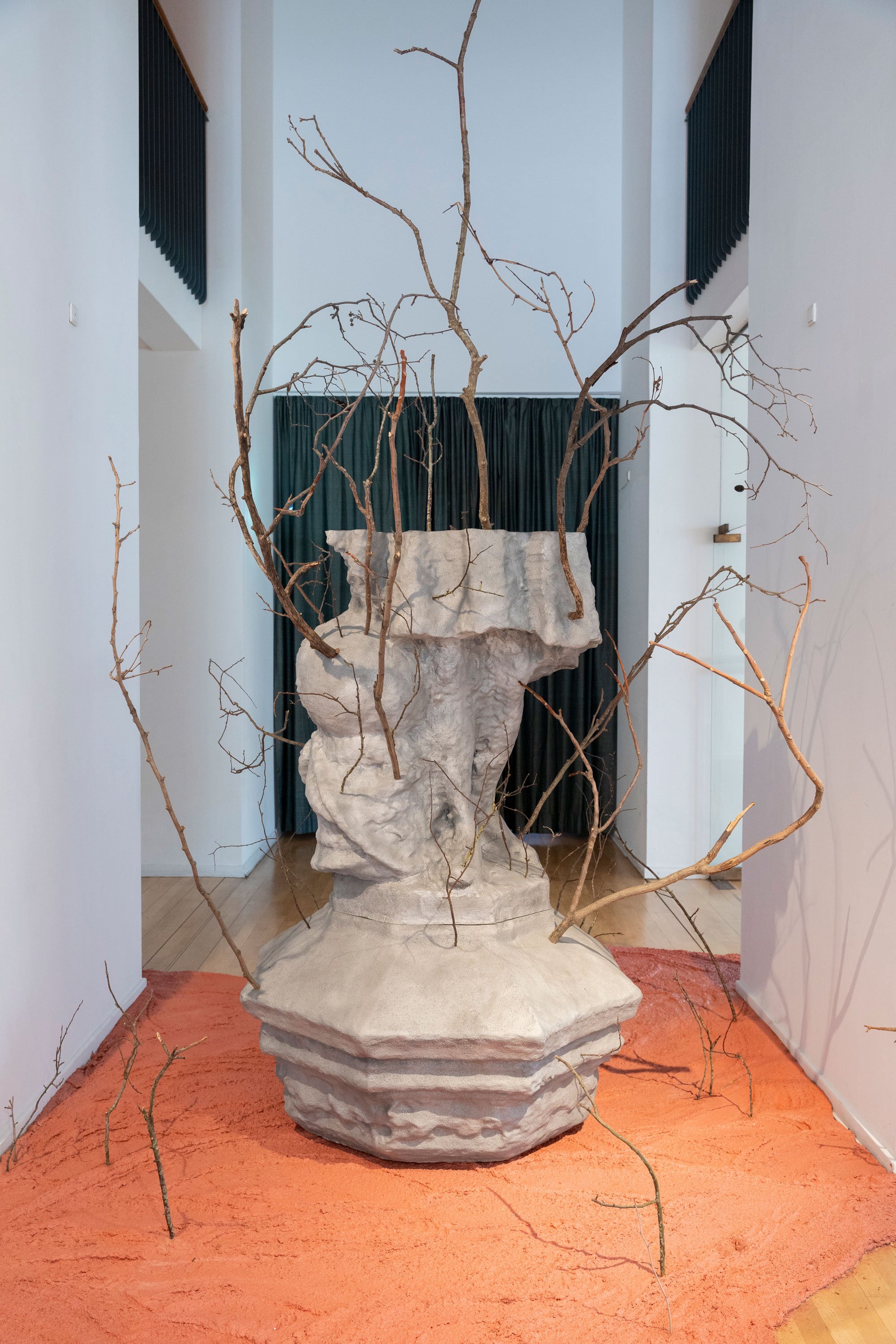 Installation. Iván Argote <i>Patience</i>, 2022. Foto: Christian Brems