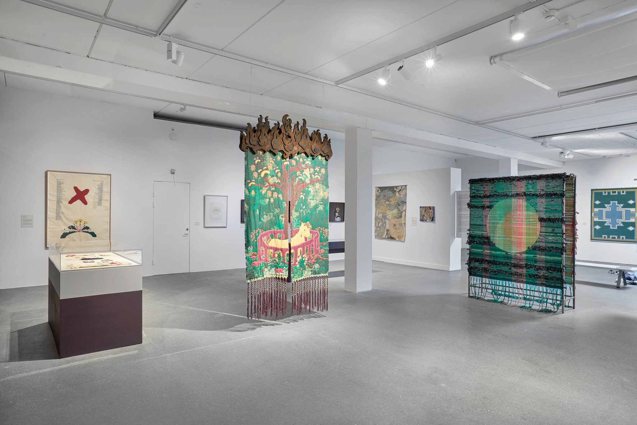 Nål &amp; Tråd på Sorø Kunstmuseum. Værker af Gudrun Hasle, Olivia Rode Hvass, Trine Søndergaard, Inge Bjørn, Annesofie Overgaard og Anna Thommesen. Foto Jenny Sundby