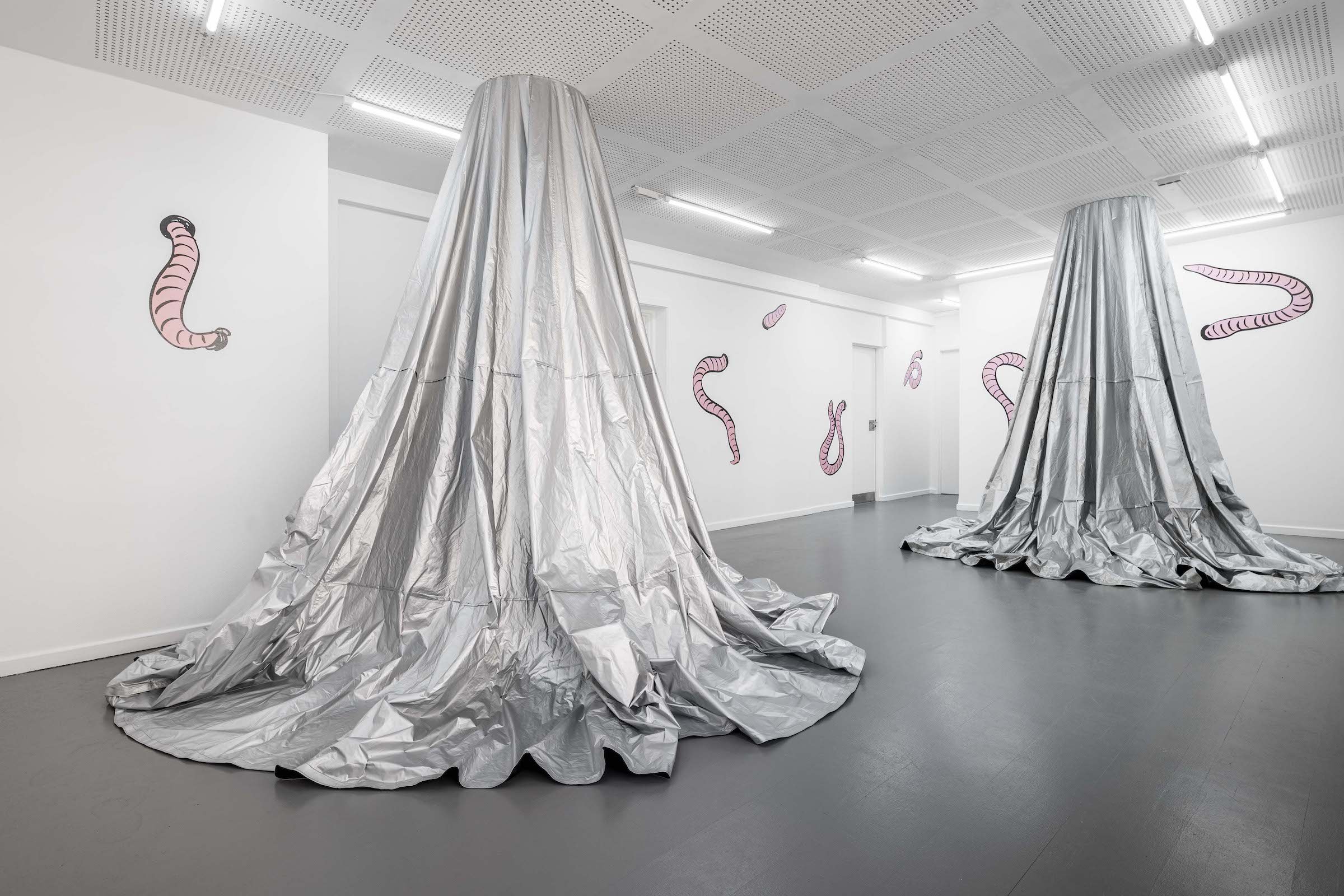 <em>WORMTIME</em>, af Consider to be Allies. Foto Udstillingstedet Sydhavn Station