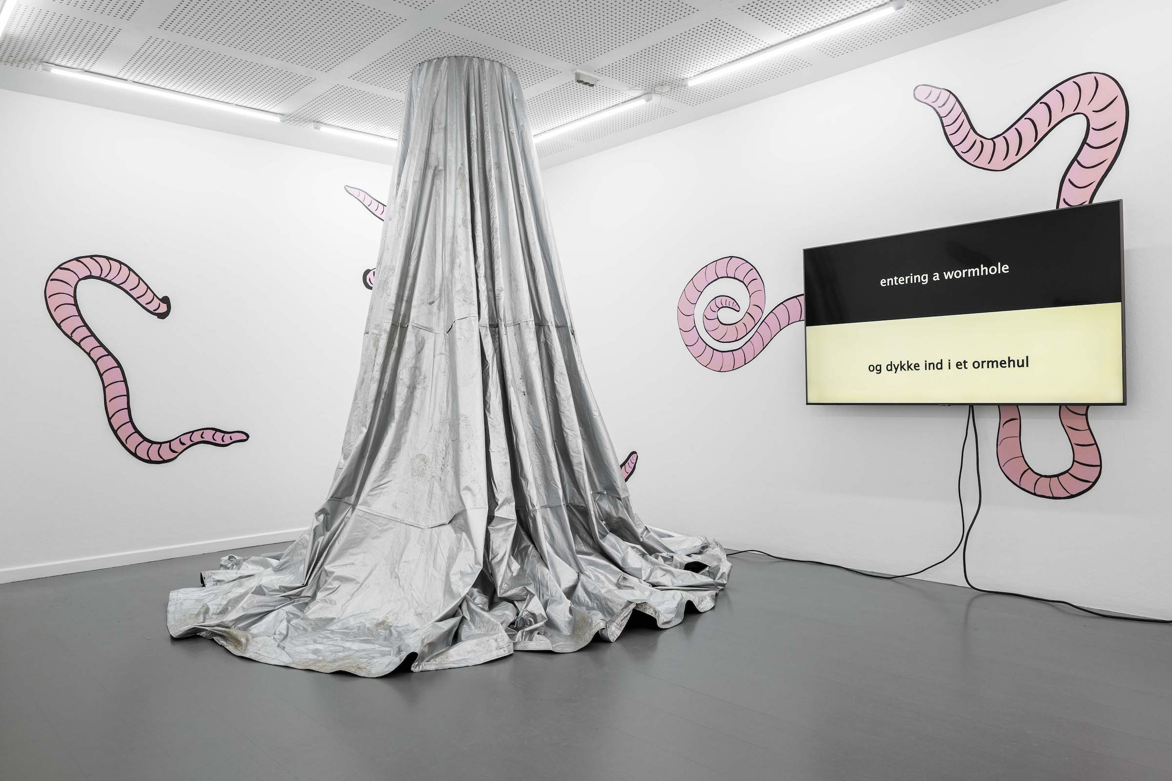 <em>WORMTIME</em>, af Consider to be Allies. Foto Udstillingstedet Sydhavn Station