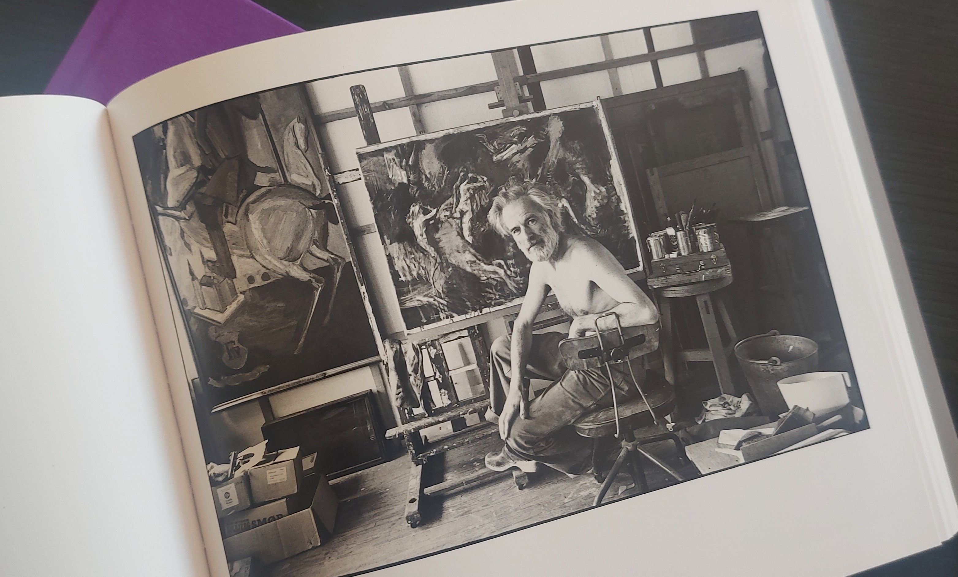 Portræt af kunstneren Richard Winther. Fra Jiro Mochizuki: <i>På finansloven – portrætter af danske kunstnere på livsvarig ydelse</i>. 