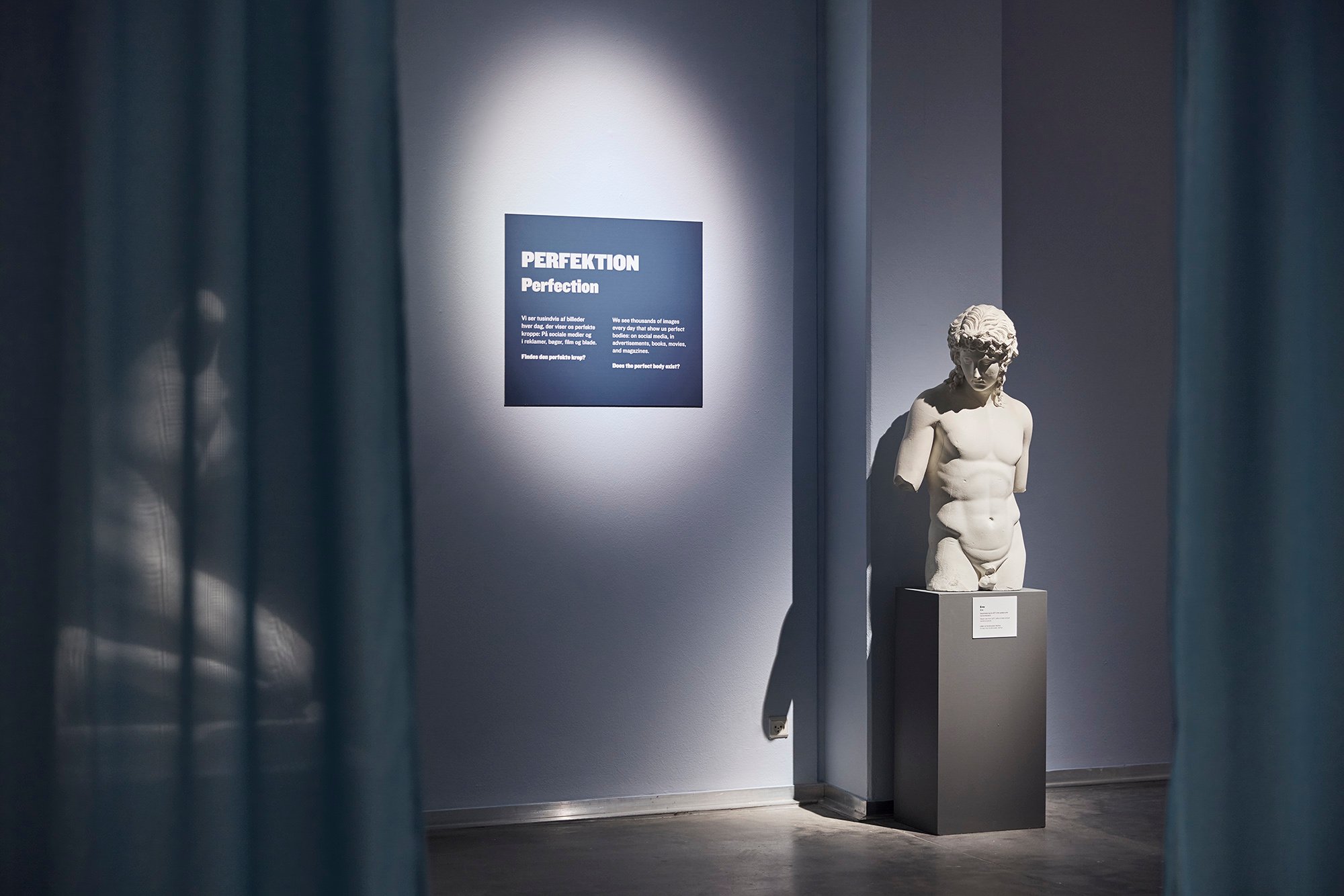 Installationsview <em>Kropumulig kroputrolig</em>, Vejle Kunstmuseum. Foto: Kenneth Stjernegaard