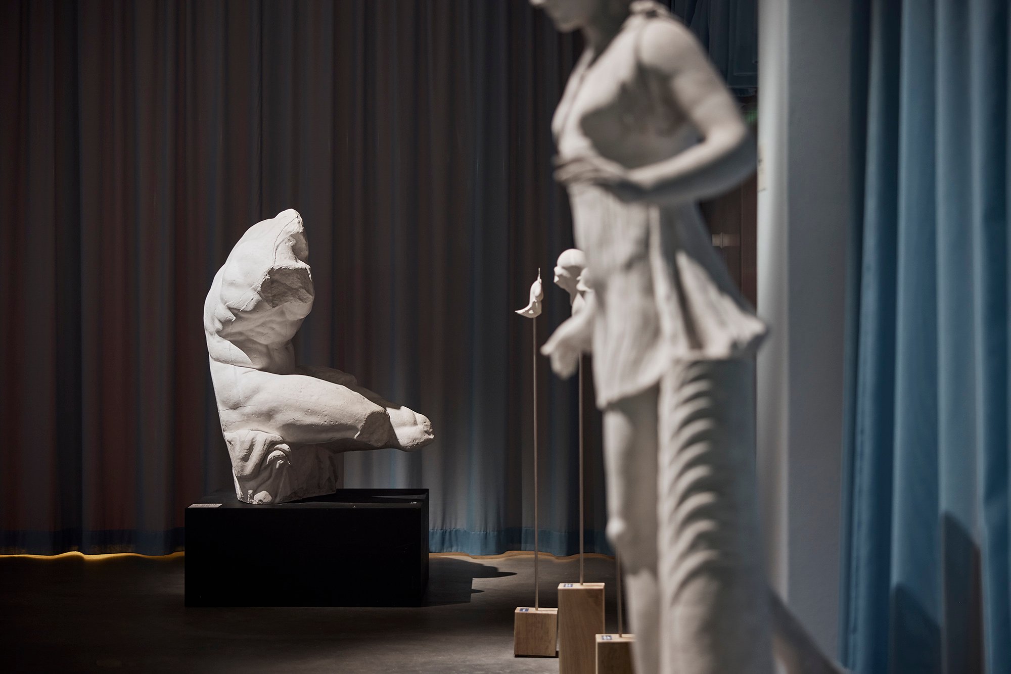 Installationsview <em>Kropumulig kroputrolig</em>, Vejle Kunstmuseum. Foto: Kenneth Stjernegaard