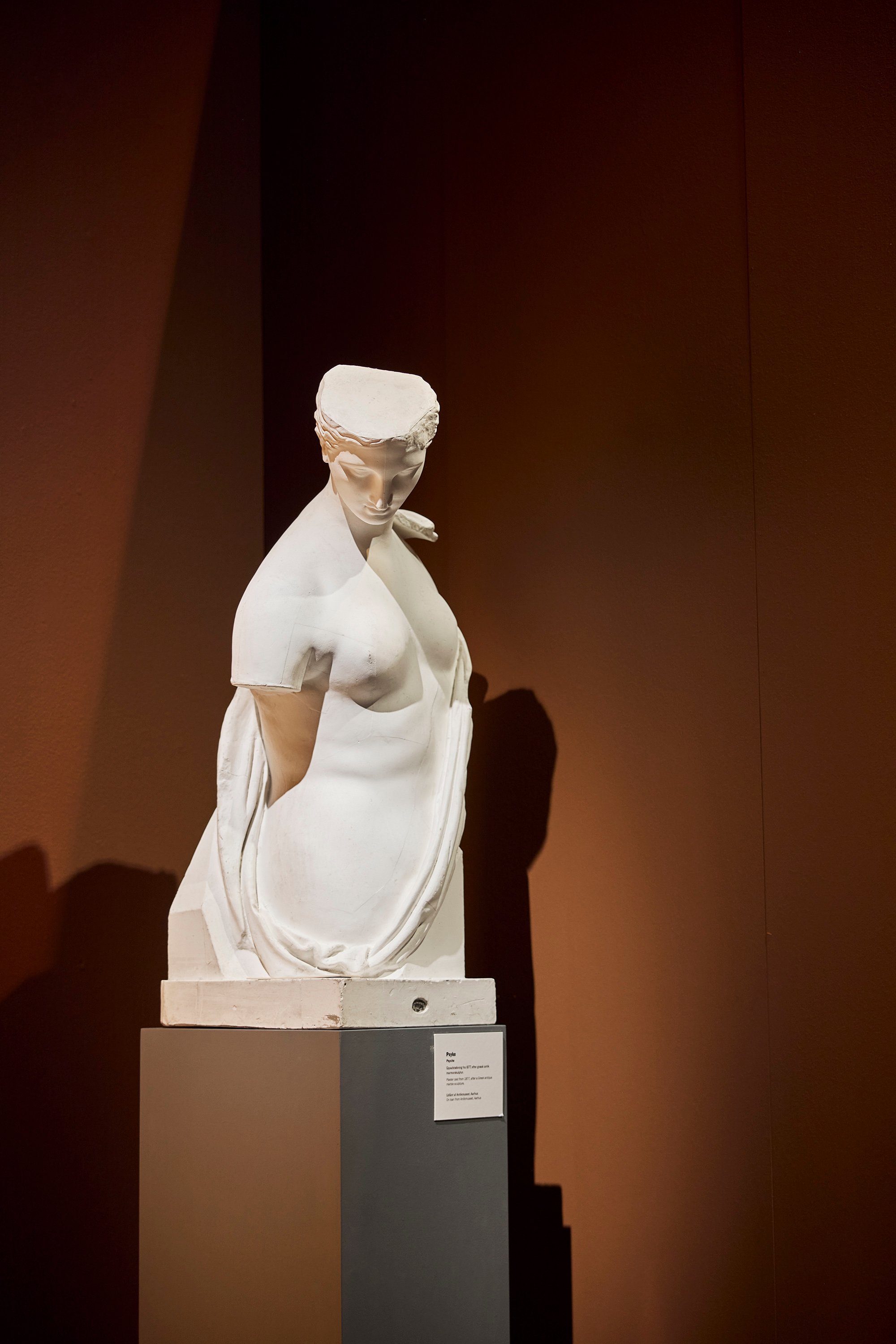 Installationsview <em>Kropumulig kroputrolig</em>, Vejle Kunstmuseum. Foto: Kenneth Stjernegaard