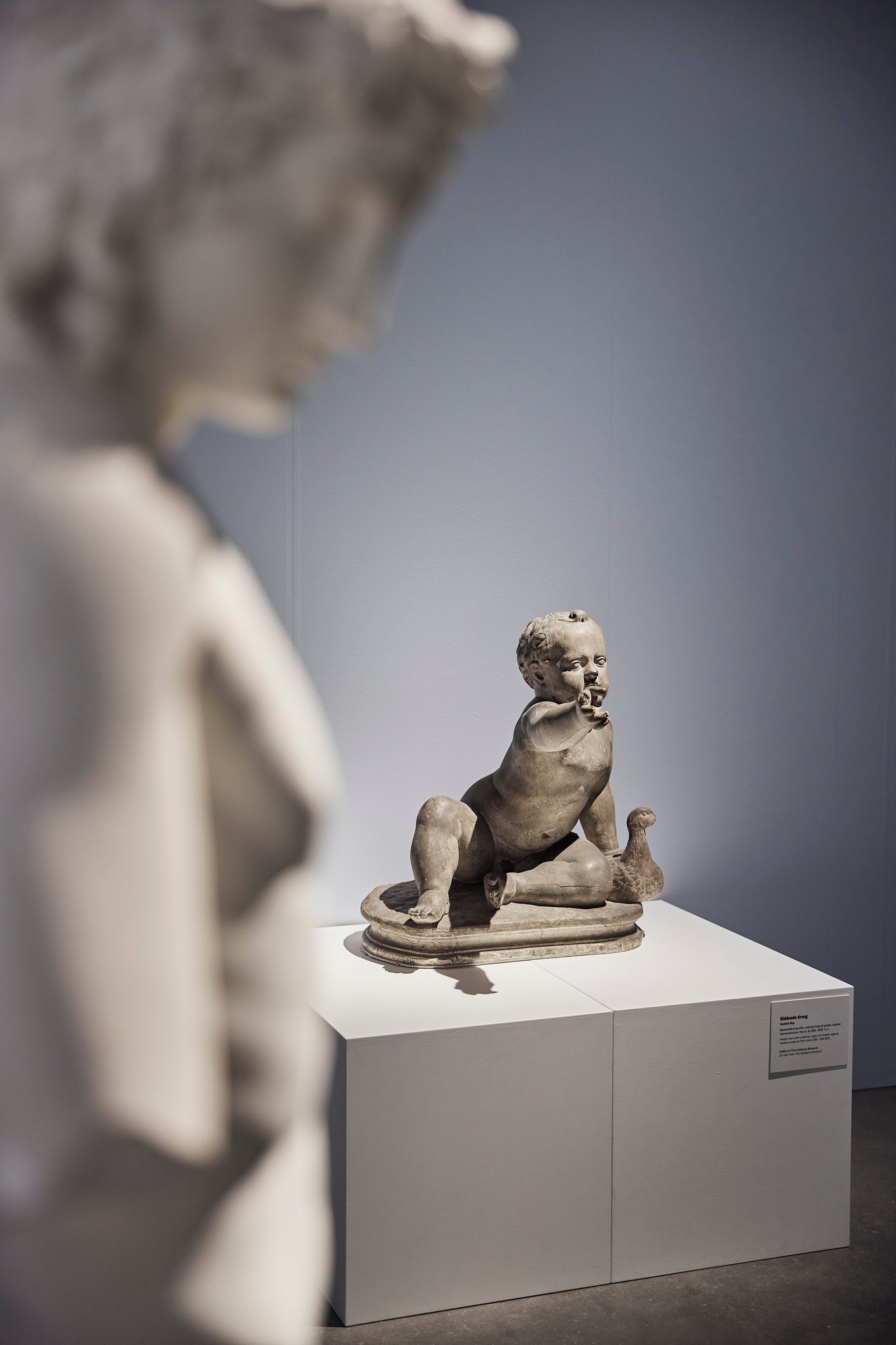 Installationsview <em>Kropumulig kroputrolig</em>, Vejle Kunstmuseum. Foto: Kenneth Stjernegaard