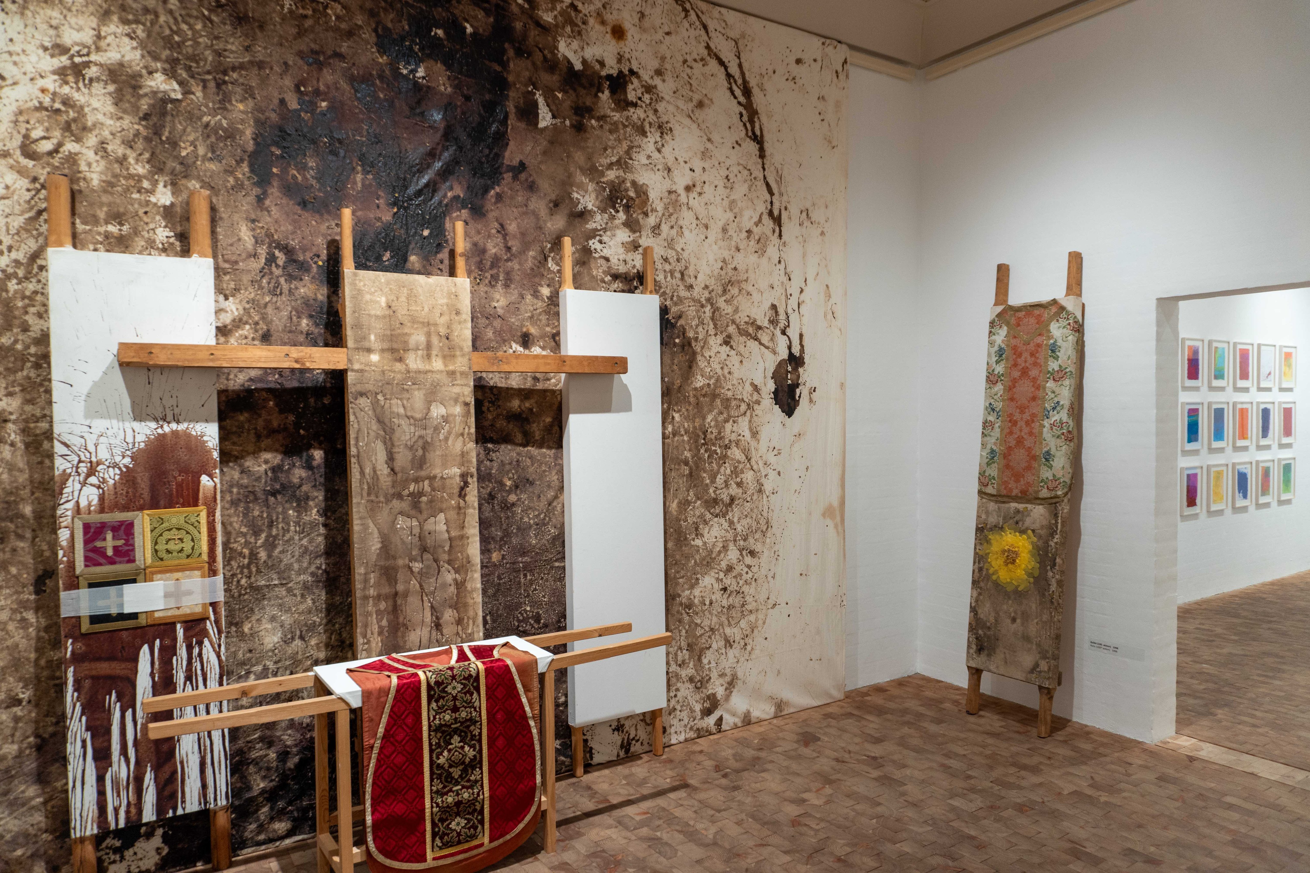 I Hermann Nitschs forestillinger og tableauer refereres der lystigt til ikke mindst et katolsk billedsprog. Foto: Museum Jorn.