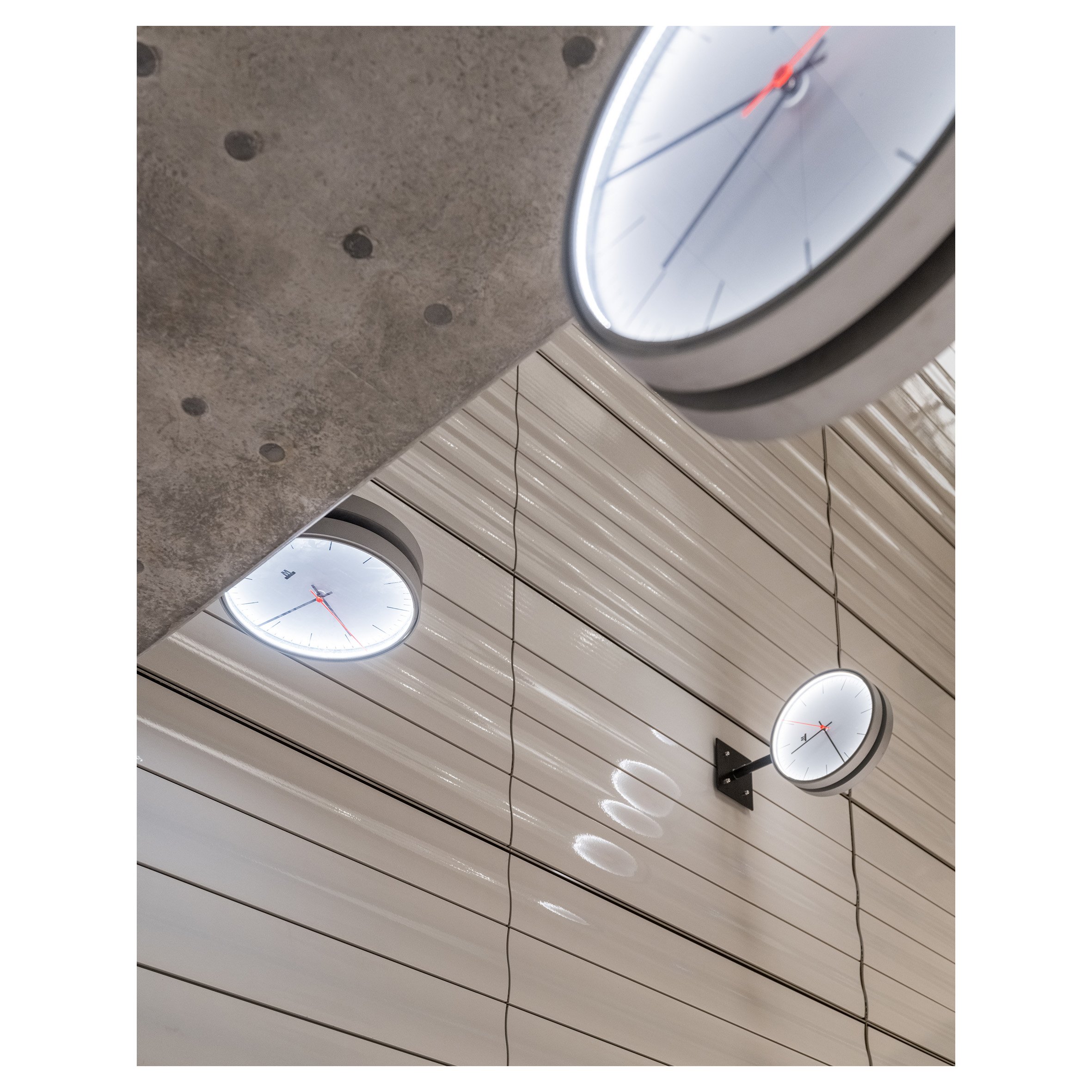 Urene går helt andre veje på Havneholmen. Del af SUPERFLEX' udsmykning af metrostationen. Foto: Rasmus Hjortshøj.