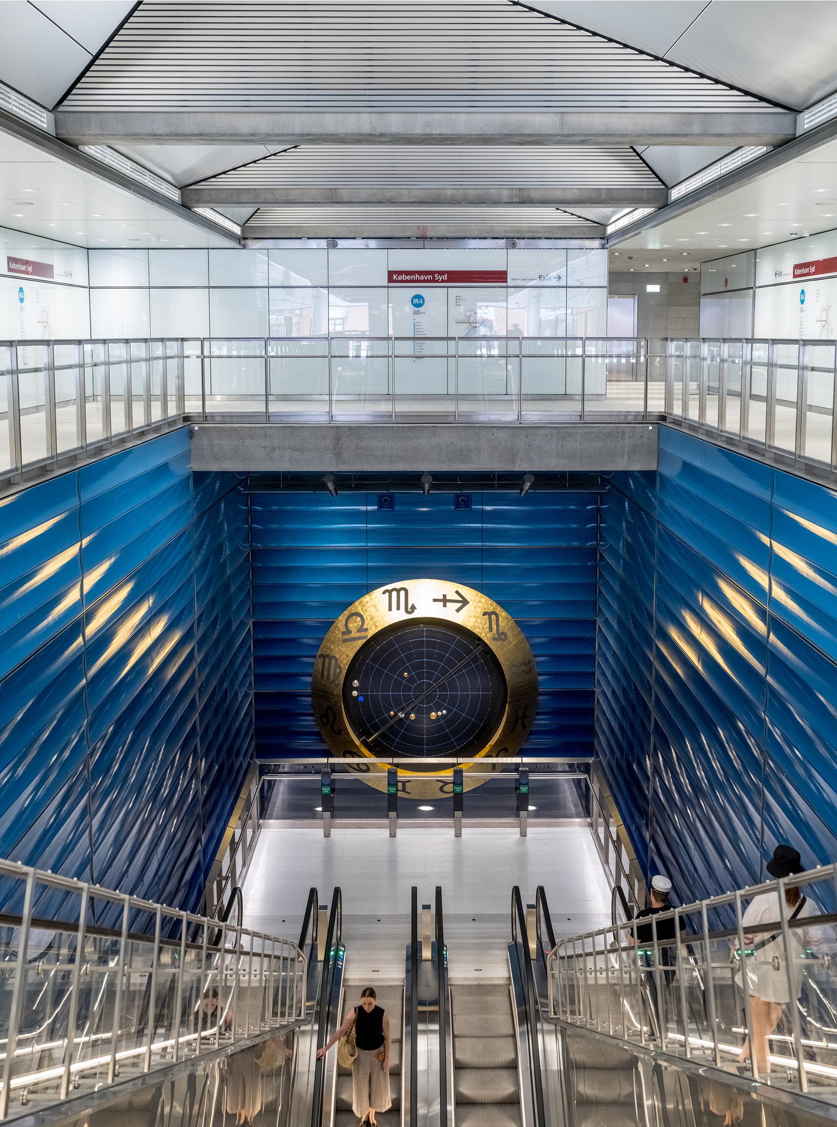 Henrik Plenge Jakobsen henter himmelrummet ned i metrostationen København Syd med sit astronomiske ur. Foto: Rasmus Hjortshøj.