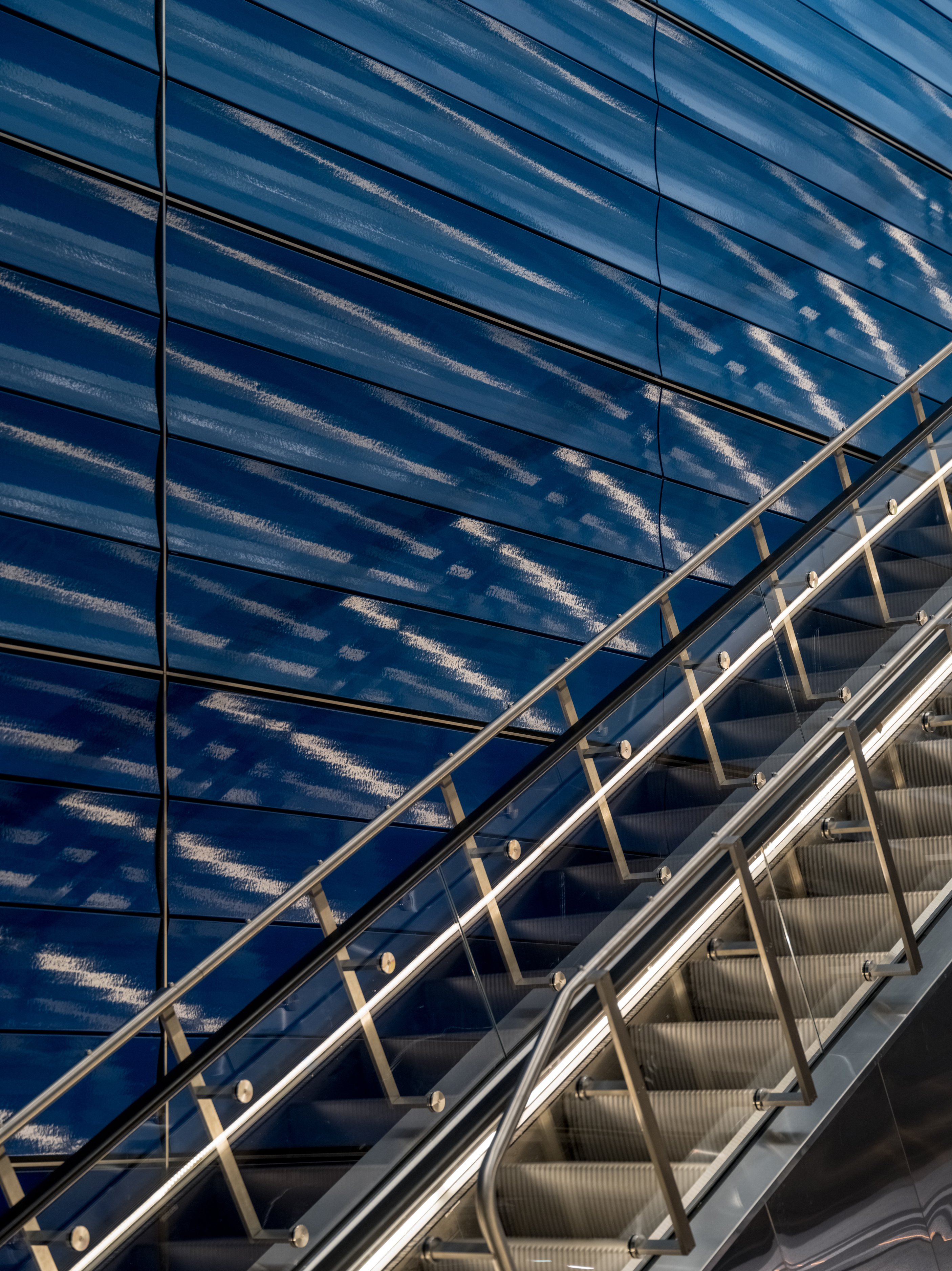 København Syd. De blå paneler i stationsrummet. Foto: Rasmus Hjortshøj.