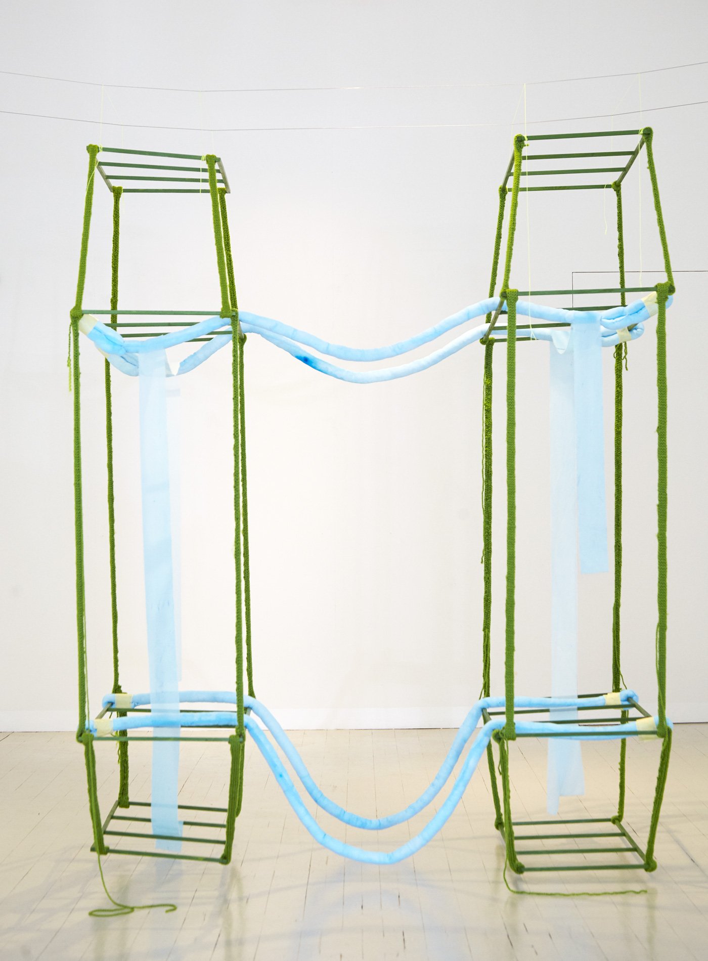 Marie J. Engelsvold, <i>Holding space</i>, ruminstallation, træ, garn, textil. Foto: Mogens Bech