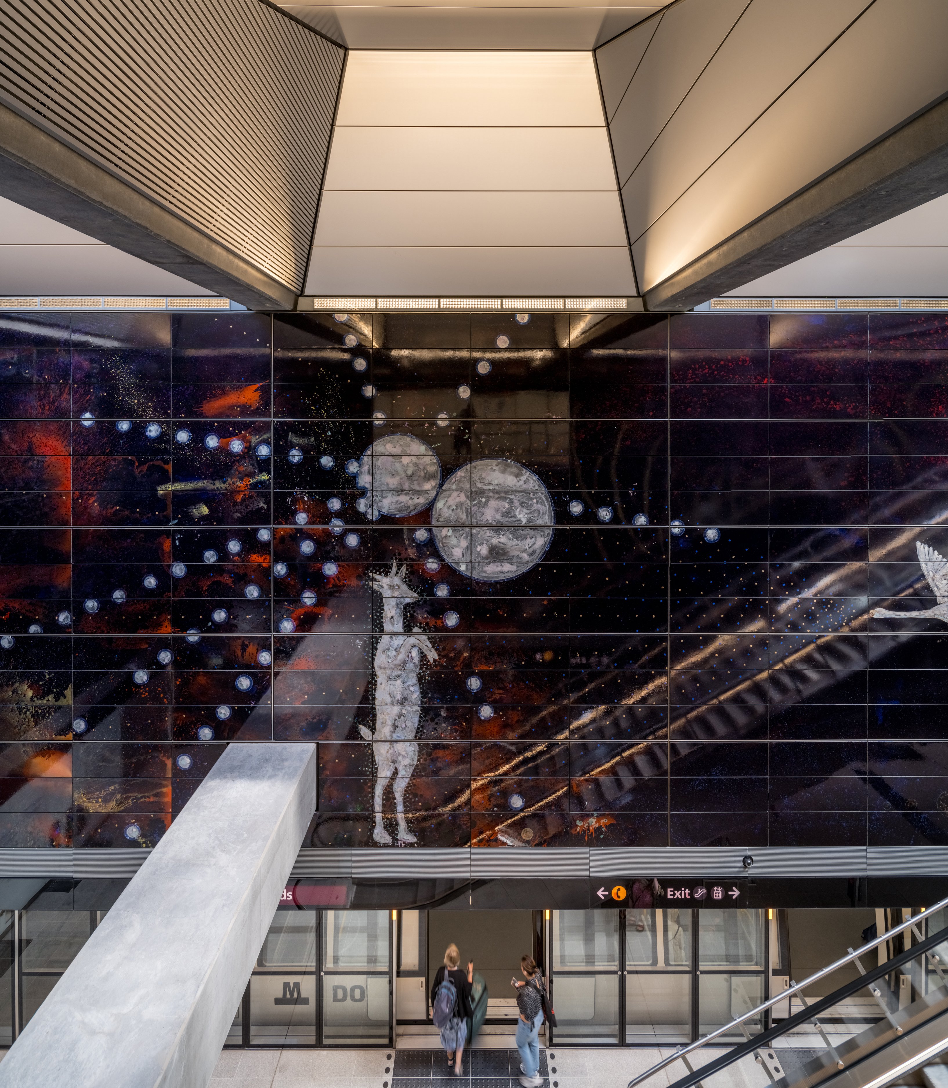 Mozarts Plads med del af Christian Schmidt-Rasmussens store maleri. Foto: Rasmus Hjorthøj. 
