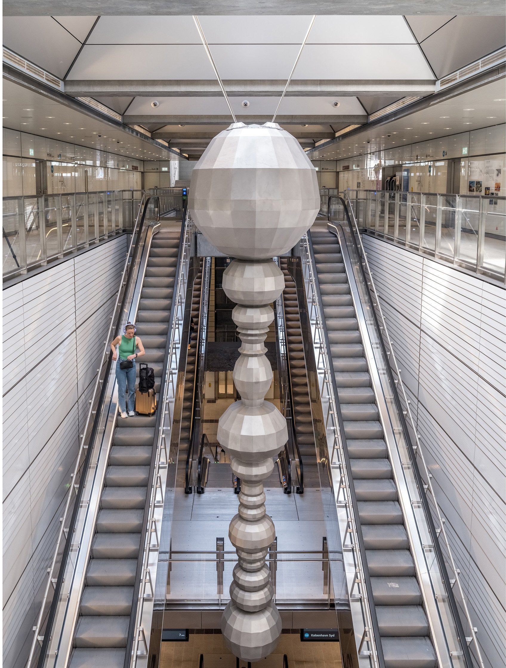 René Schmidts stålskulptur på Sluseholmens station. Foto: Rasmus Hjortshøj.
