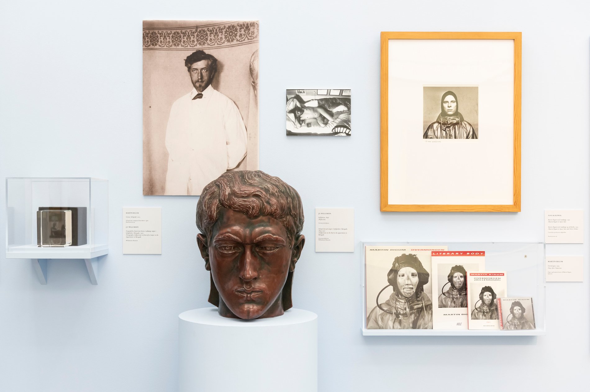 <i>Som et Møl Mod Flammen</i> på Randers Kunstmuseum. Pressefoto.