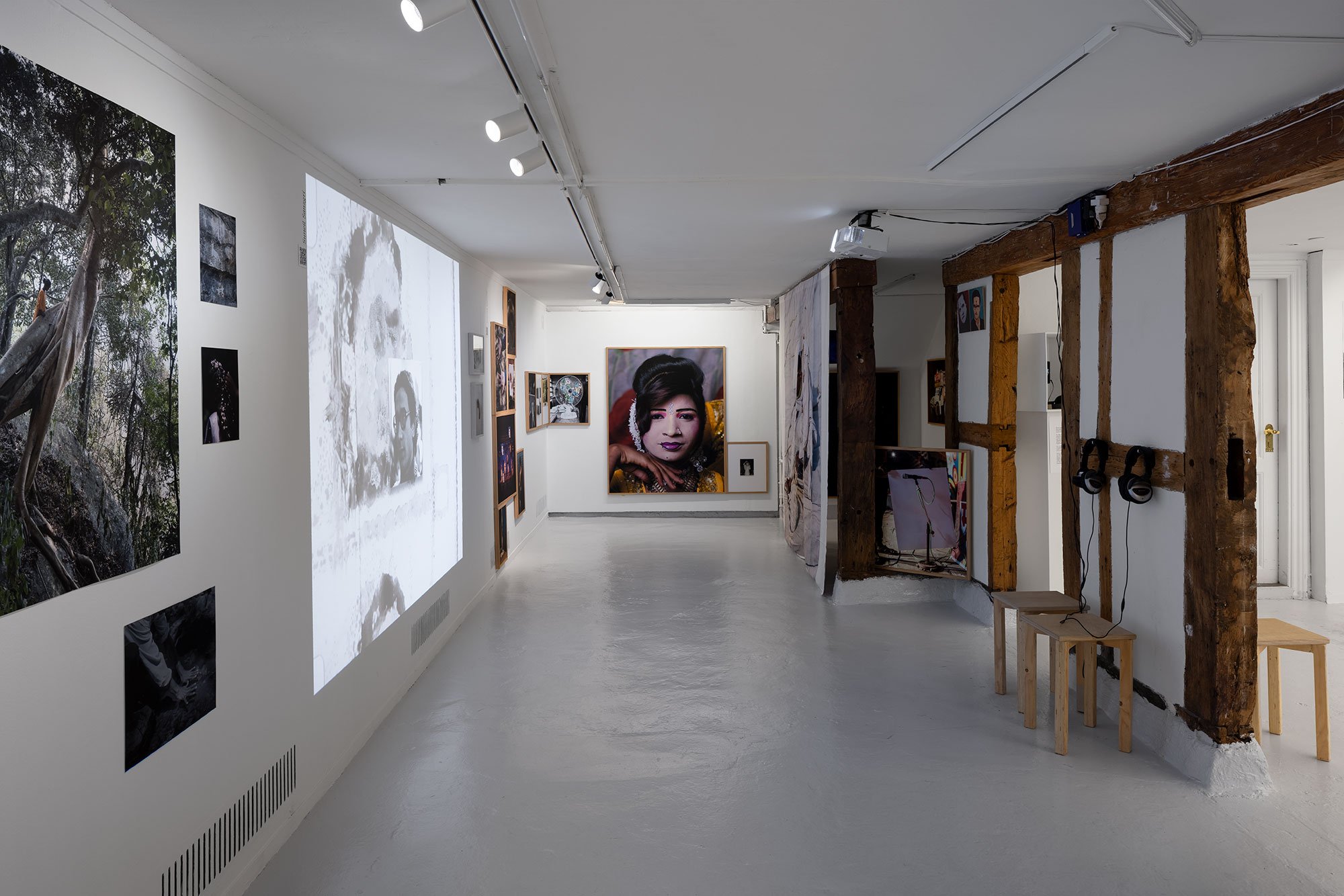 Gayatri Ganju, Suneil Sanzgiri og Abhishek Khedekar. Manifold – contemporary perspectives from India. Foto: Mikkel Kaldal