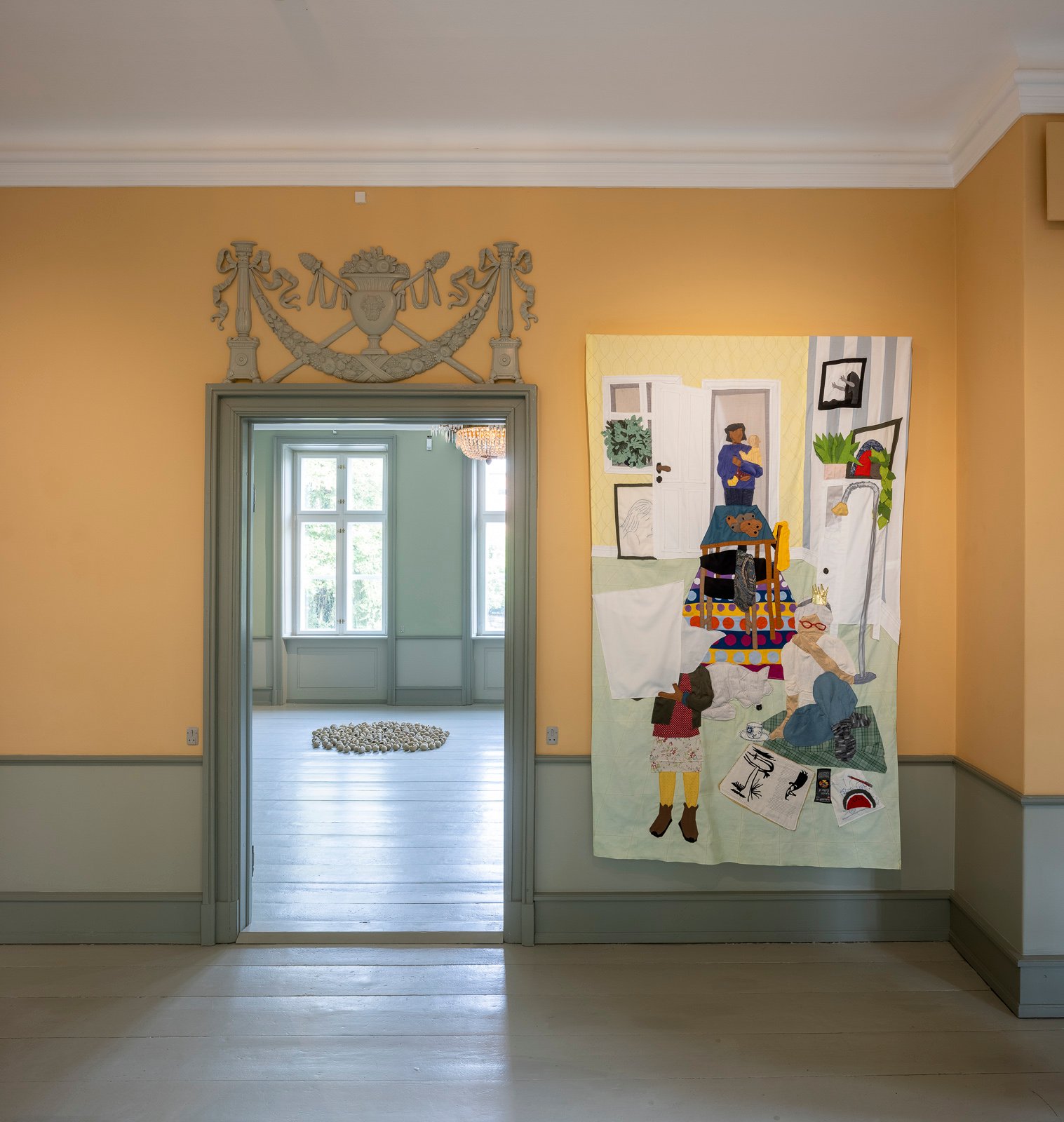 Installationsview fra udstillingen <i>Imens glider husene forbi</i> af Mo Maja Moesgaard på Møstings 2024. Foto Torben Eskerod.