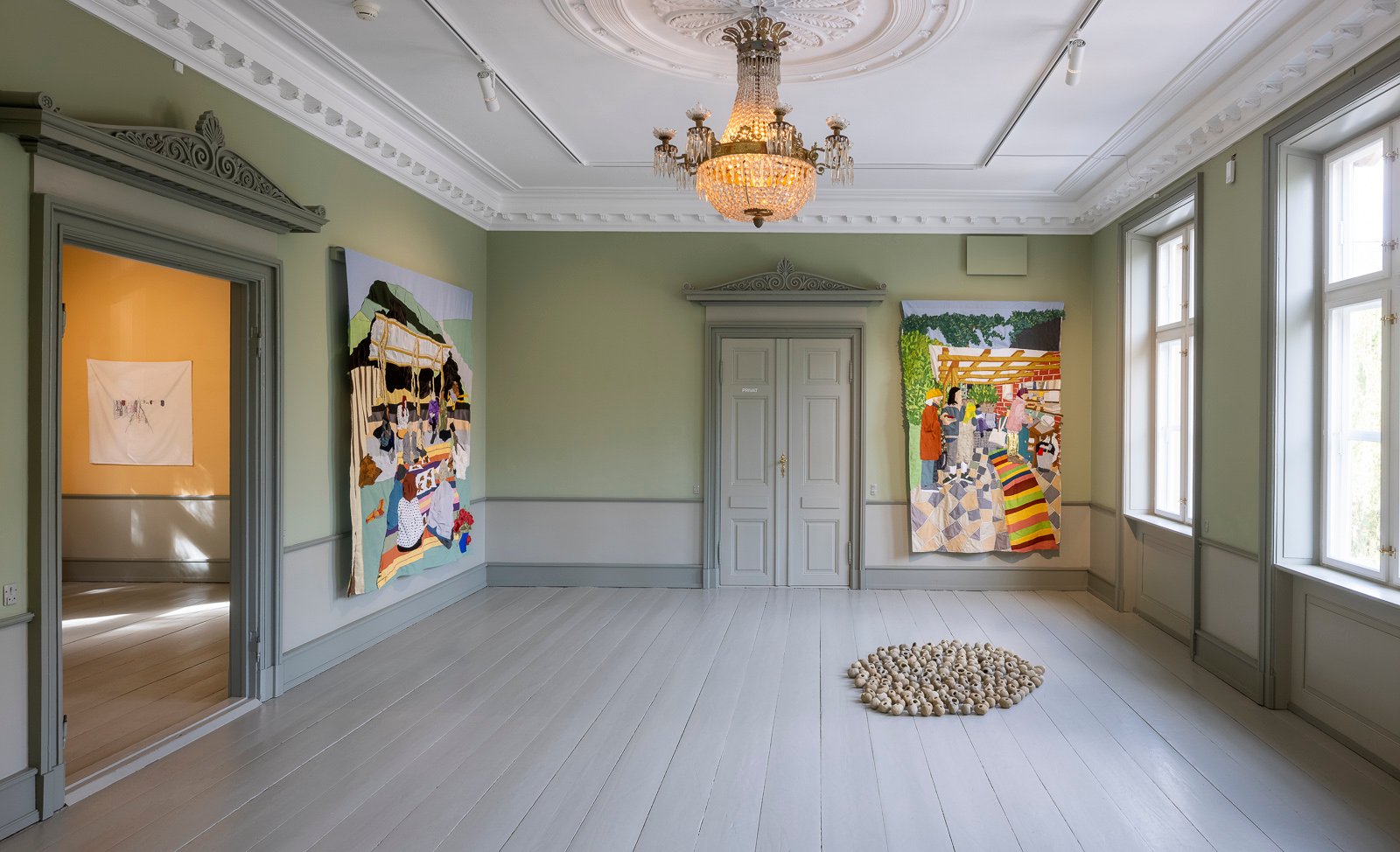 Installationsview fra udstillingen <i>Imens glider husene forbi</i> af Mo Maja Moesgaard på Møstings 2024. Foto Torben Eskerod.