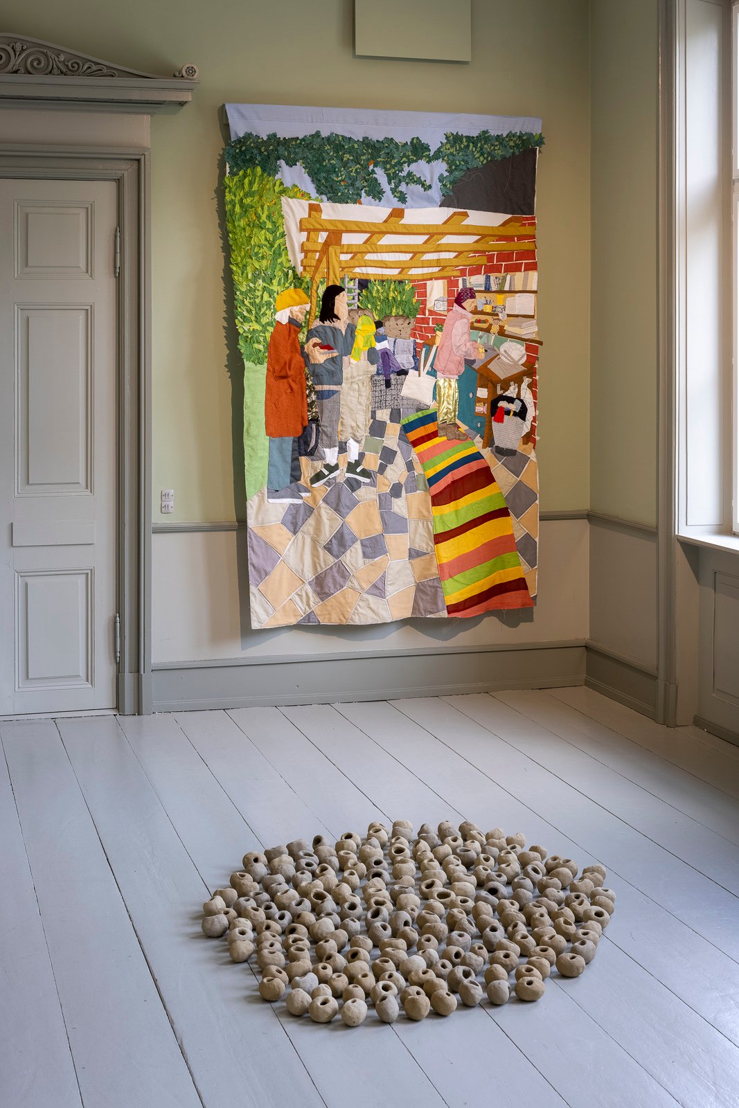 Installationsview fra udstillingen <i>Imens glider husene forbi</i> af Mo Maja Moesgaard på Møstings 2024. Foto Torben Eskerod.