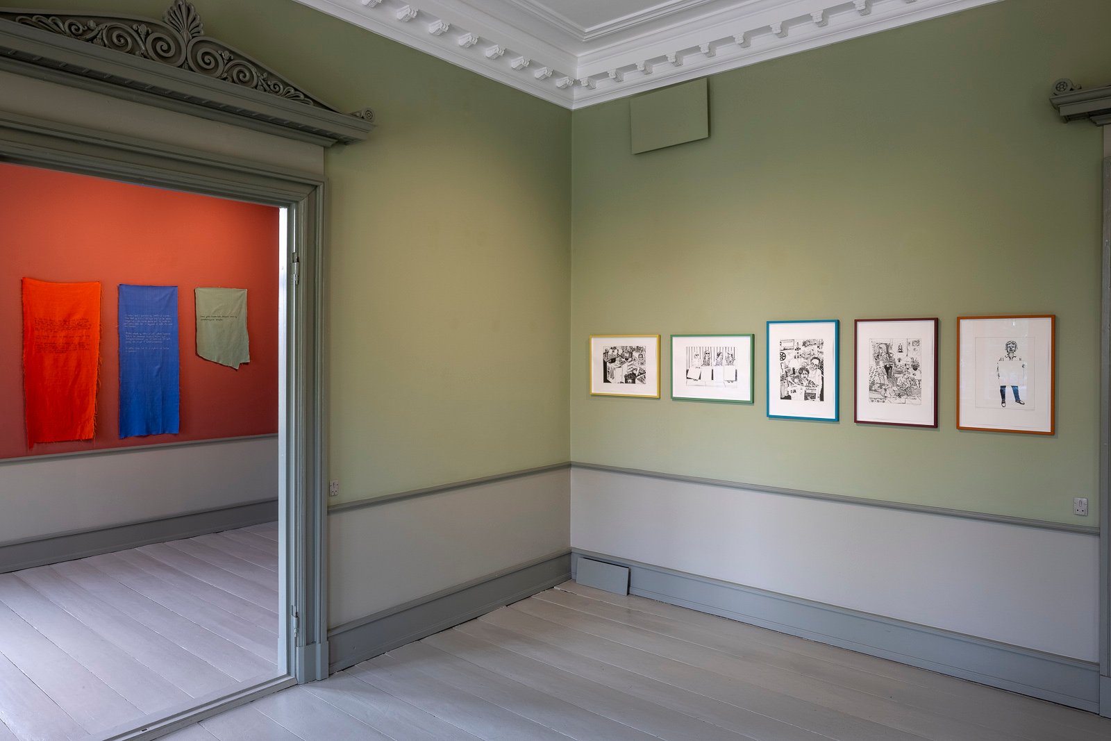 Installationsview fra udstillingen <i>Imens glider husene forbi</i> af Mo Maja Moesgaard på Møstings 2024. Foto Torben Eskerod.