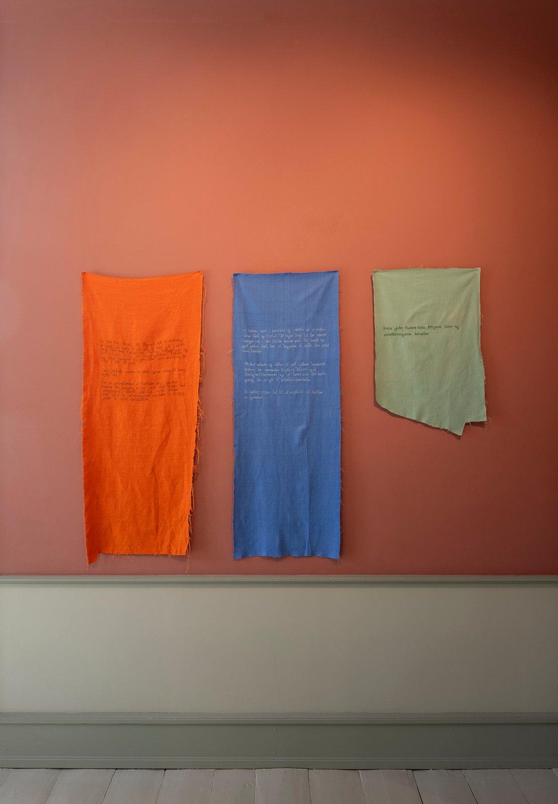 Installationsview fra udstillingen <i>Imens glider husene forbi</i> af Mo Maja Moesgaard på Møstings 2024. Foto Torben Eskerod.