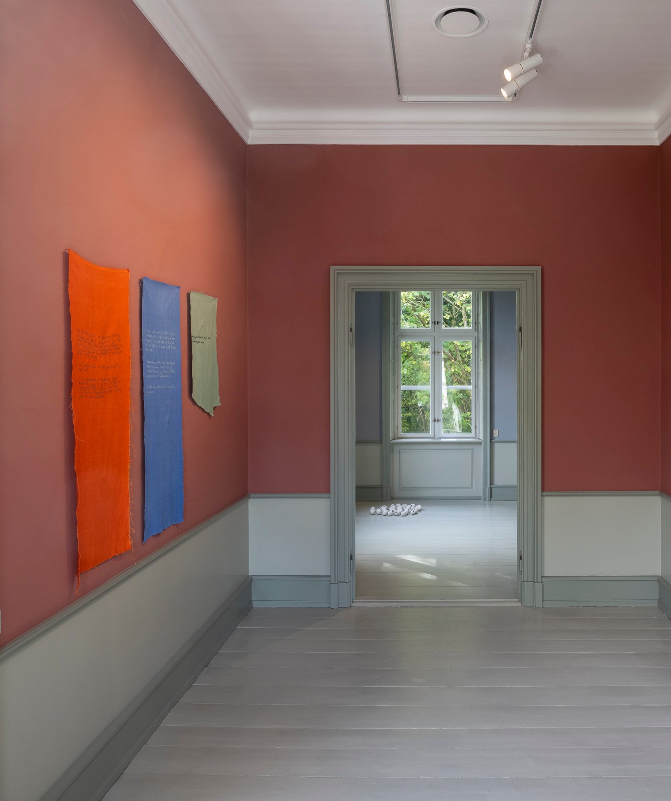 Installationsview fra udstillingen <i>Imens glider husene forbi</i> af Mo Maja Moesgaard på Møstings 2024. Foto Torben Eskerod.