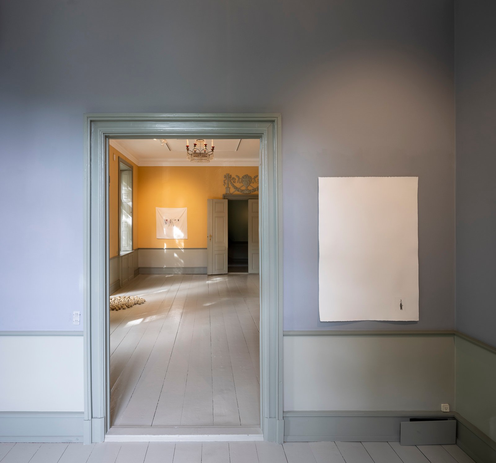 IInstallationsview fra udstillingen <i>Imens glider husene forbi</i> af Mo Maja Moesgaard på Møstings 2024. Foto Torben Eskerod.