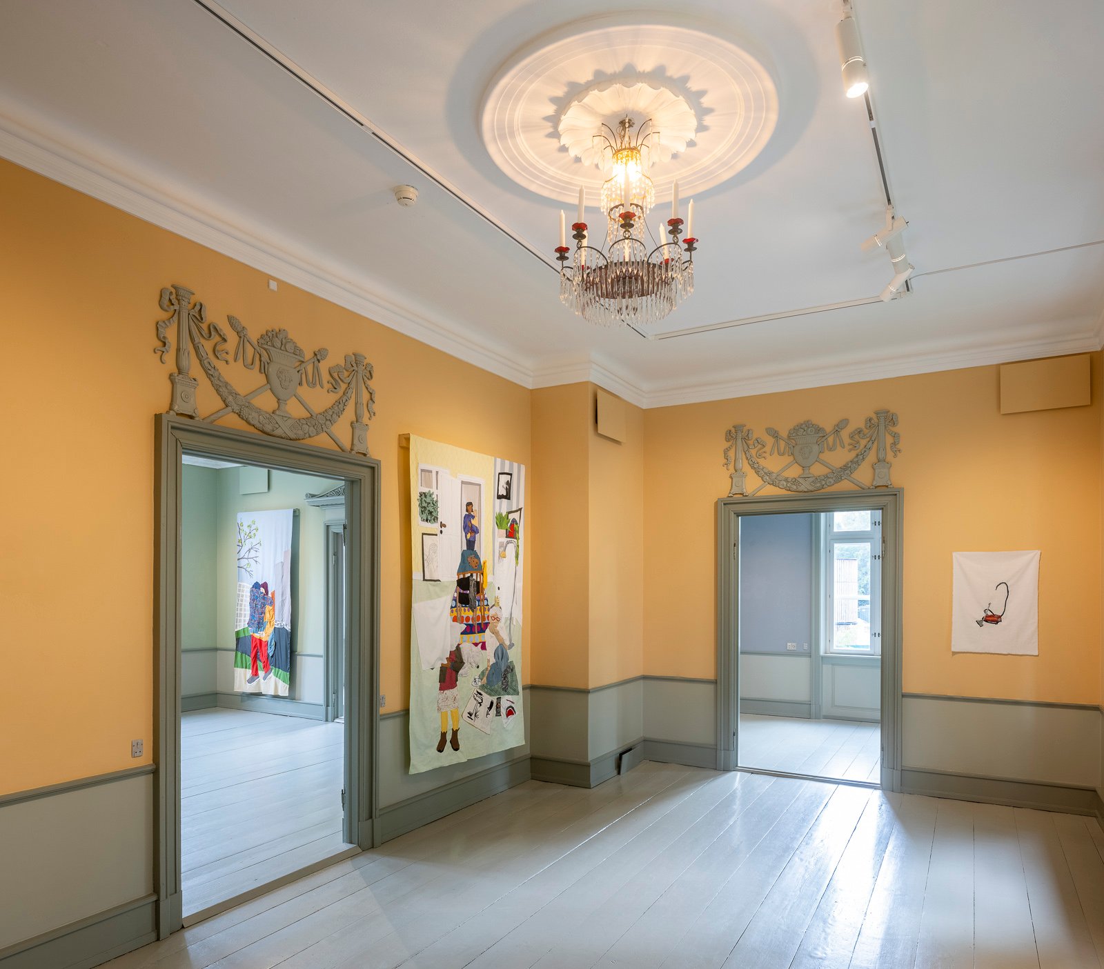 Installationsview fra udstillingen <i>Imens glider husene forbi</i> af Mo Maja Moesgaard på Møstings 2024. Foto Torben Eskerod.