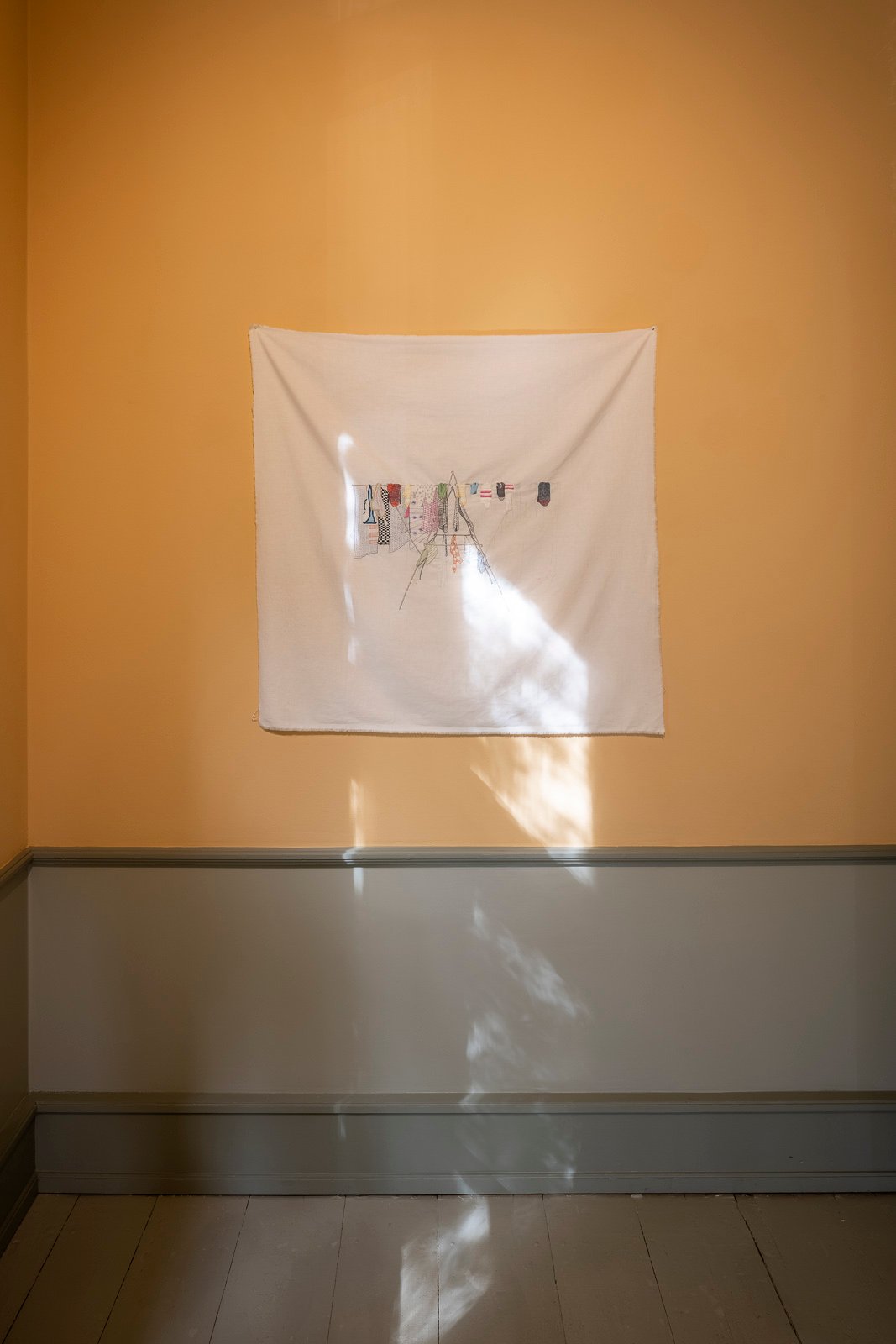 Installationsview fra udstillingen <i>Imens glider husene forbi</i> af Mo Maja Moesgaard på Møstings 2024. Foto Torben Eskerod.