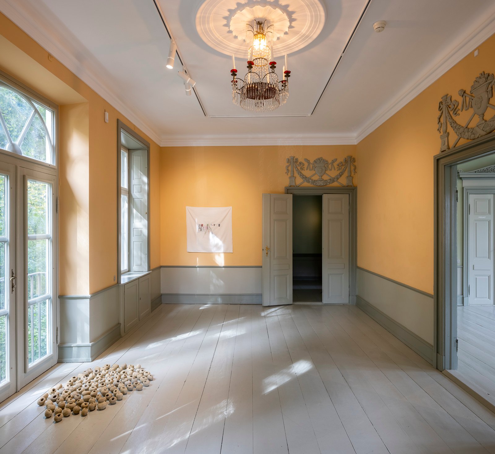 Installationsview fra udstillingen <i>Imens glider husene forbi</i> af Mo Maja Moesgaard på Møstings 2024. Foto Torben Eskerod.