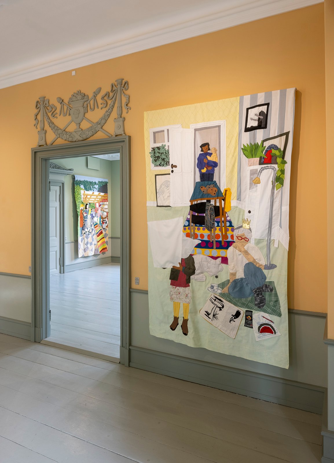 Installationsview fra udstillingen <i>Imens glider husene forbi</i> af Mo Maja Moesgaard på Møstings 2024. Foto Torben Eskerod.