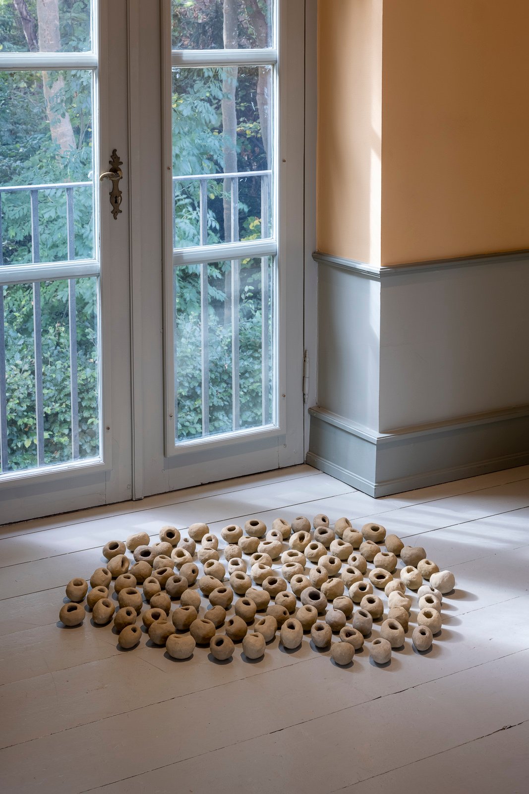 Installationsview fra udstillingen <i>Imens glider husene forbi</i> af Mo Maja Moesgaard på Møstings 2024. Foto Torben Eskerod.