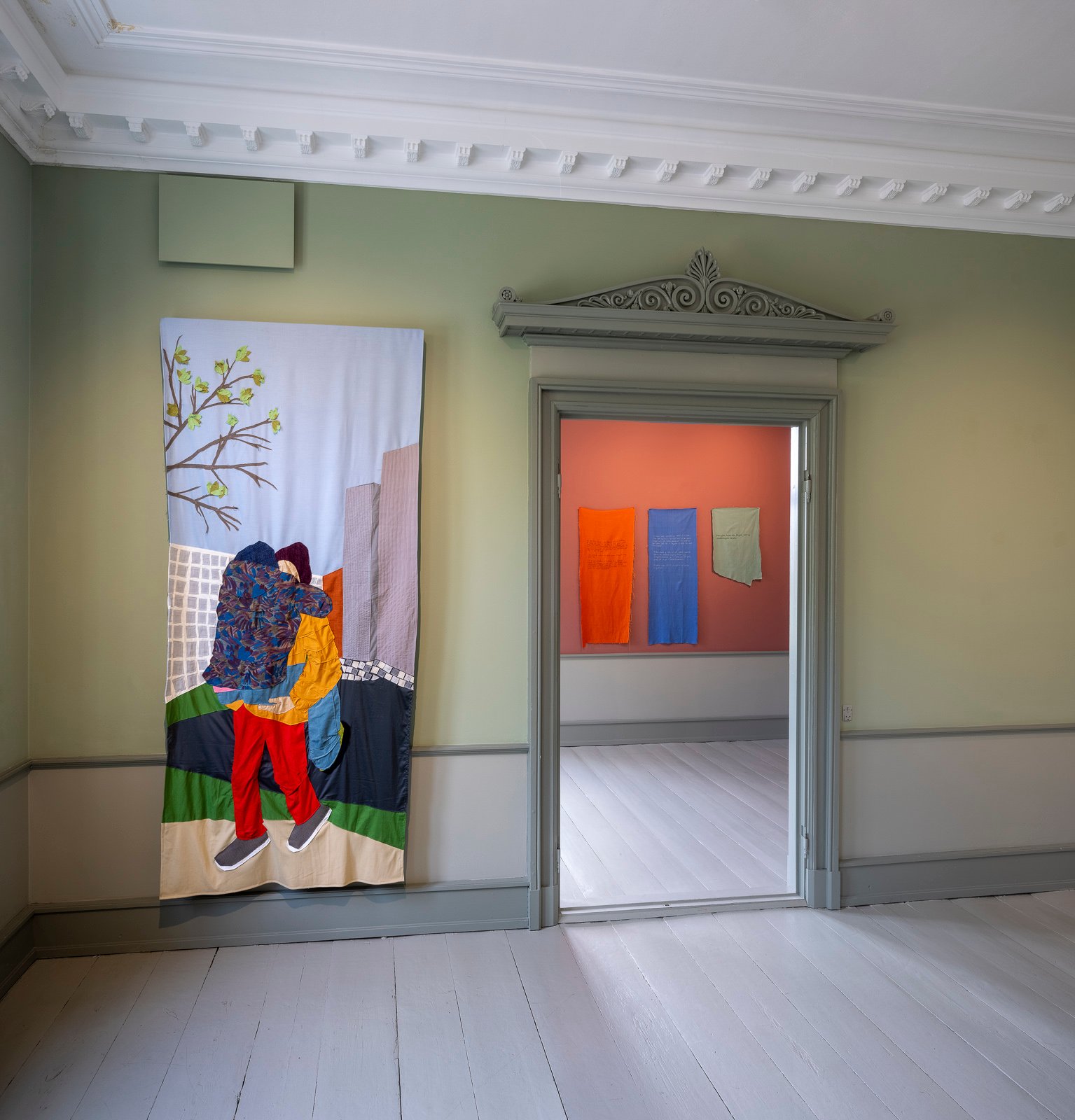 Installationsview fra udstillingen <i>Imens glider husene forbi</i> af Mo Maja Moesgaard på Møstings 2024. Foto Torben Eskerod.