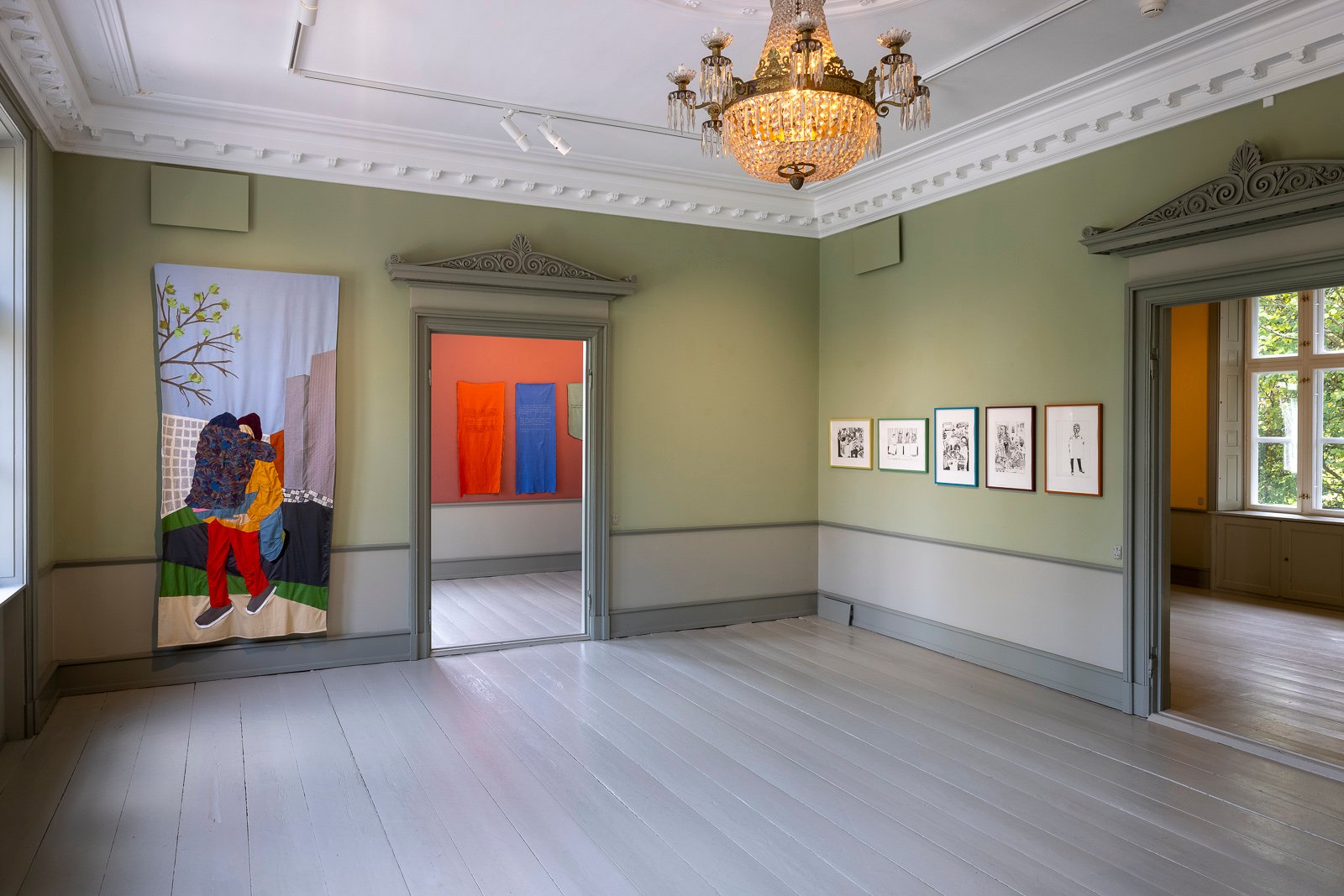 Installationsview fra udstillingen <i>Imens glider husene forbi</i> af Mo Maja Moesgaard på Møstings 2024. Foto Torben Eskerod.