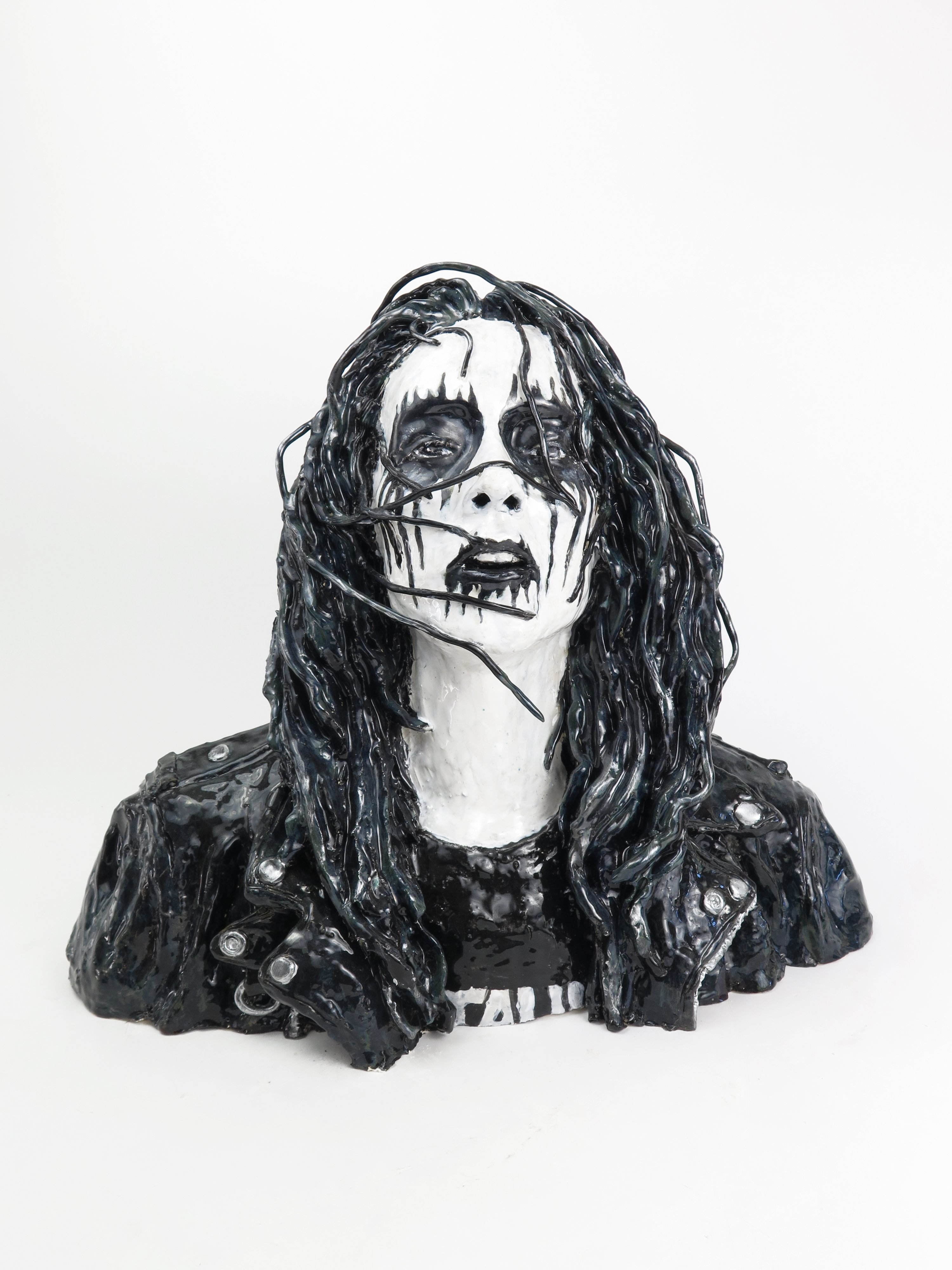 Rose Eken: Metalhead, 2021. Glazed ceramics. © The artist.