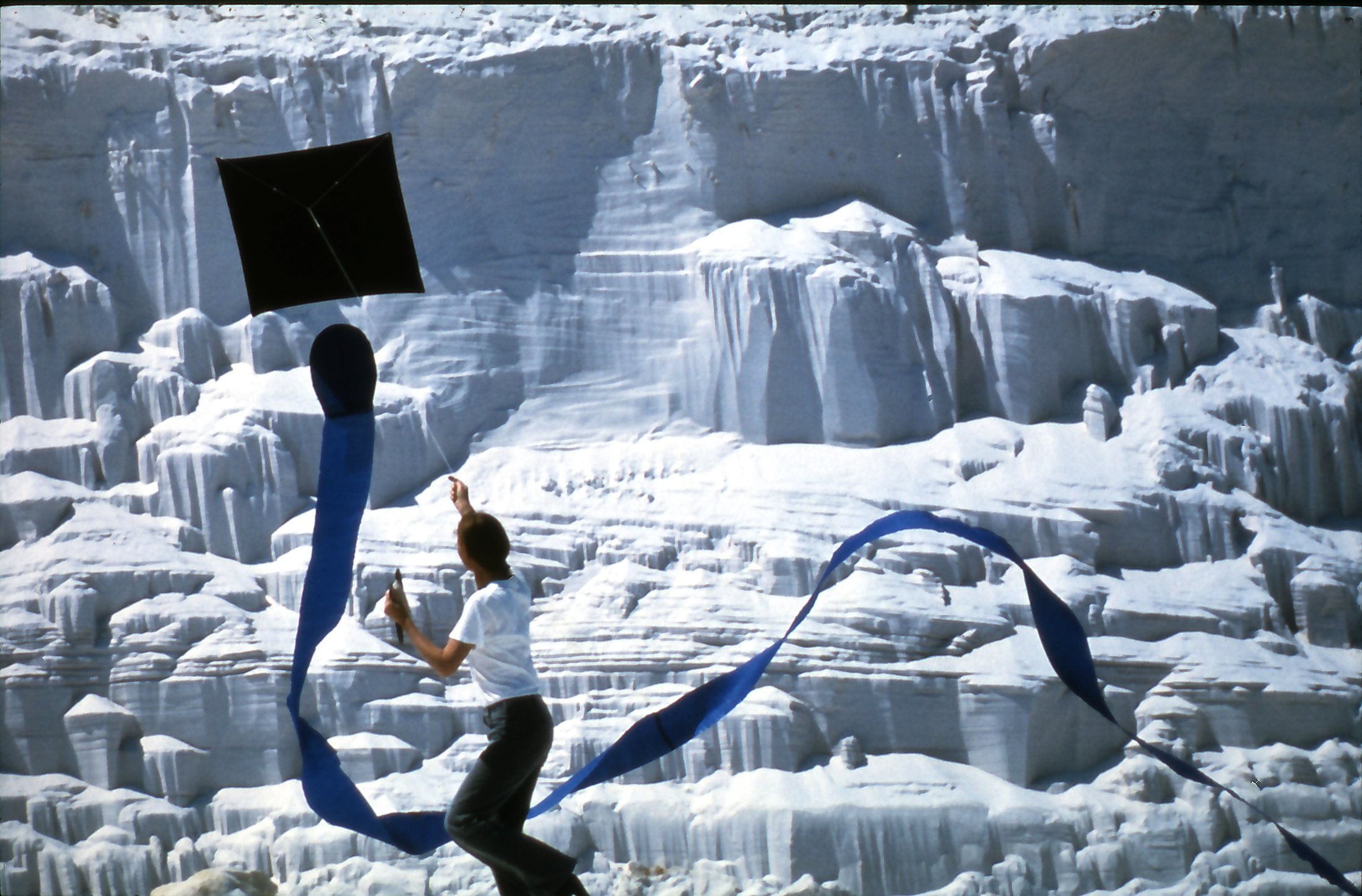 Jackie Matisse flyver hendes drager i 1970. Kreditering: Photo<br />Jean-Louis Bloch-Lainé.