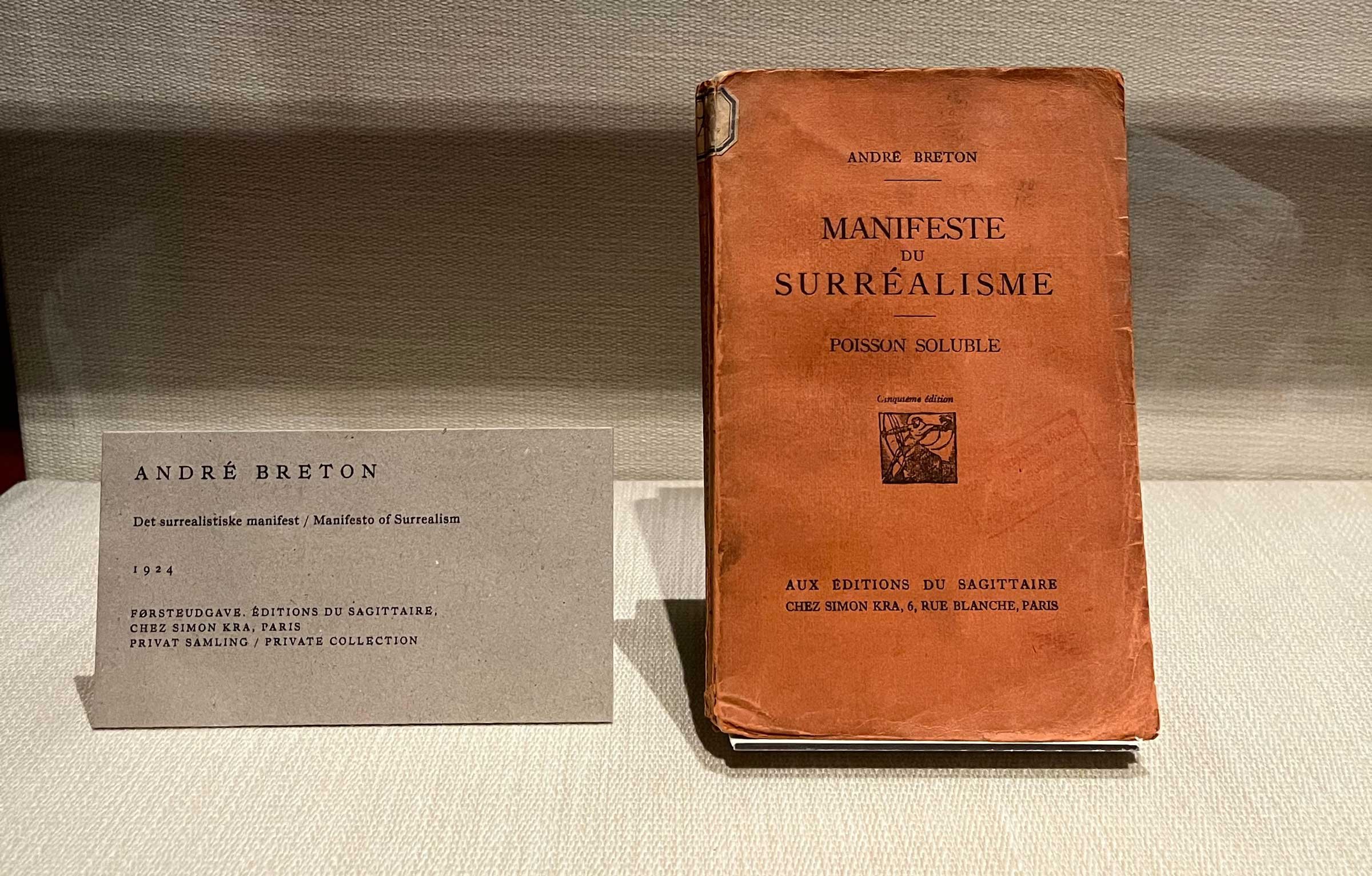 Andre Bretons bog <i>Det surrealistiske manifest </i>. Udstillet på SMK. Foto: Augusta Atla