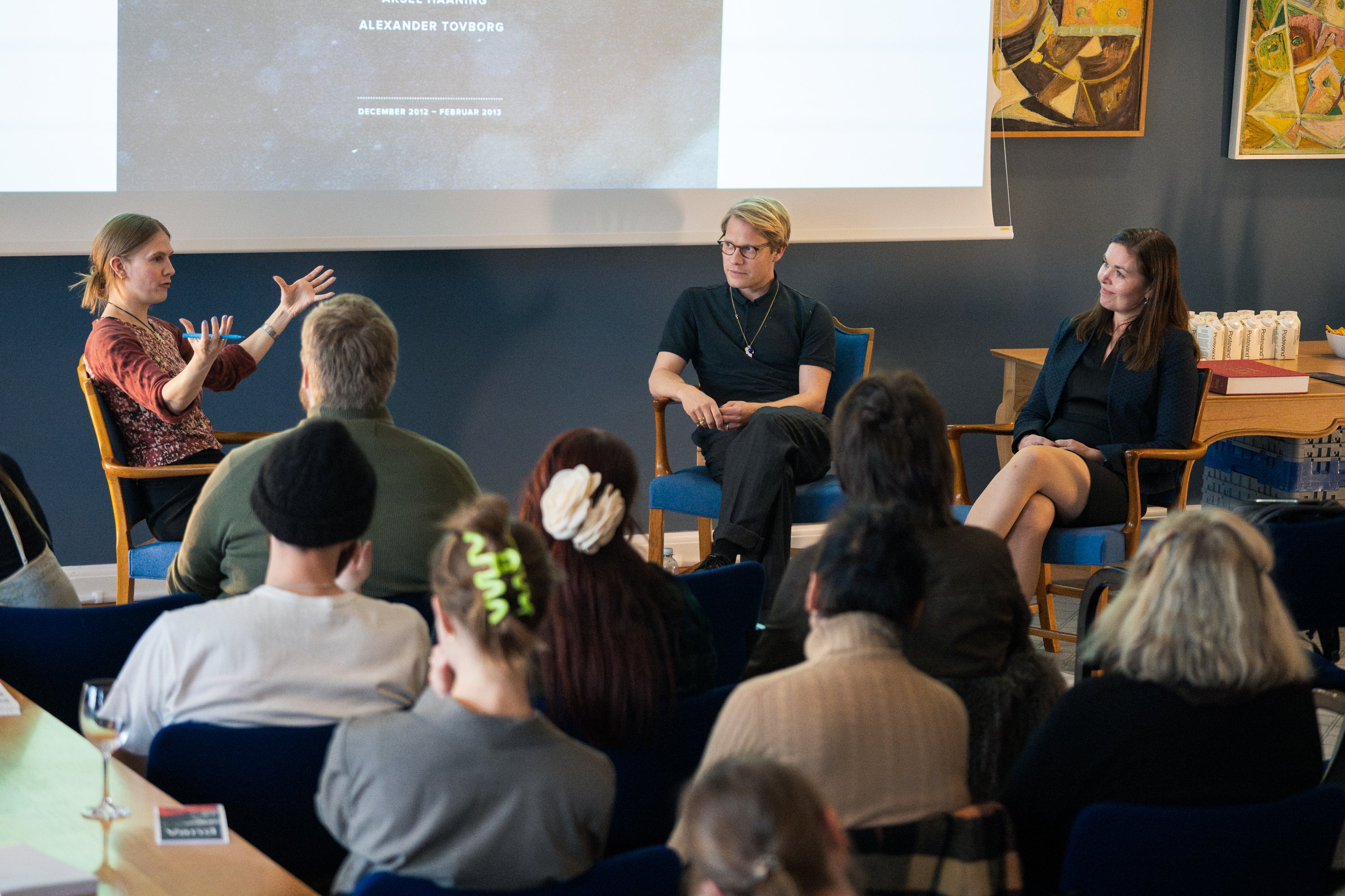 Emma Holten, Alexander Tovborg og Louise Elholm under samtalearrangementet, <em>Sanser og Finanser #2</em> på Christiansborg. Foto: Christian Brems.