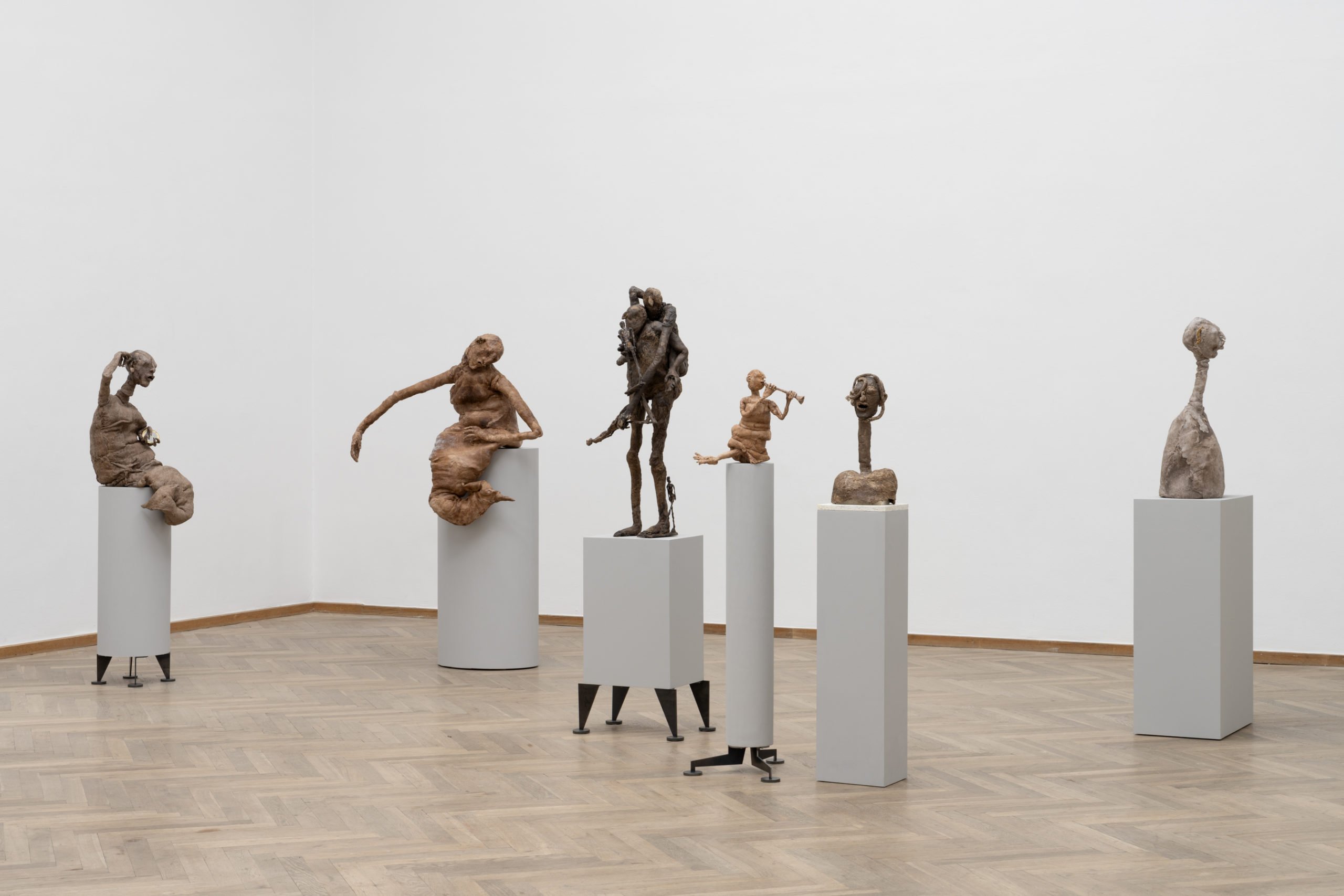 Francis Upritchard, <i>Any Noise Annoys an Oyster</i>. Installationsview fra udstillingen på Kunsthal Charlottenborg, København 2024. Foto af David Stjernholm.